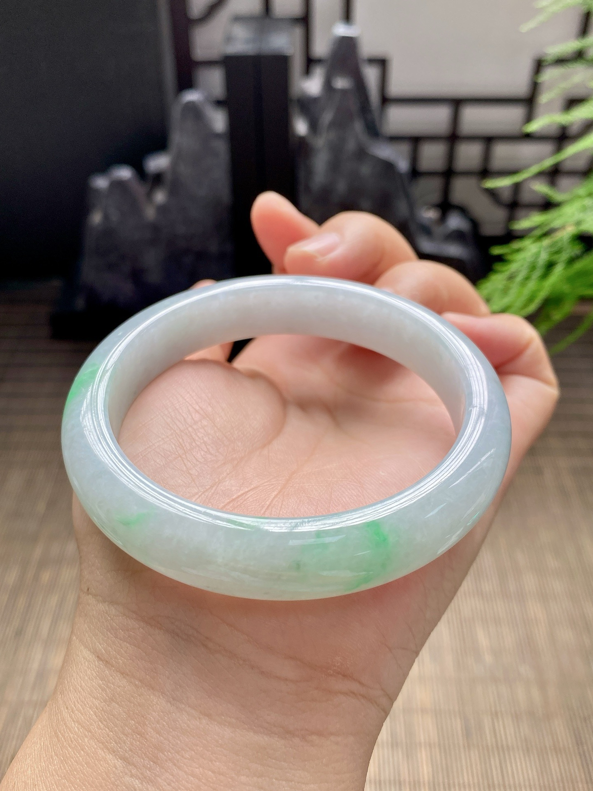 【果绿底飘绿手镯】
【尺寸】58.9-8-12