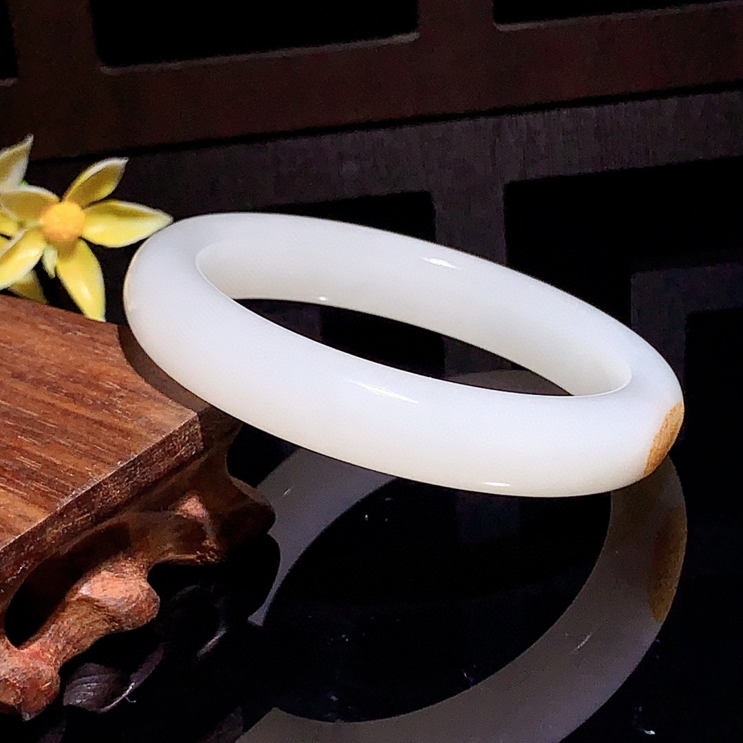 和田玉56.8圈羊脂白手镯！撒金皮手镯，玉质细腻油润 底色纯净 无裂无杂 脂粉好，品质高。