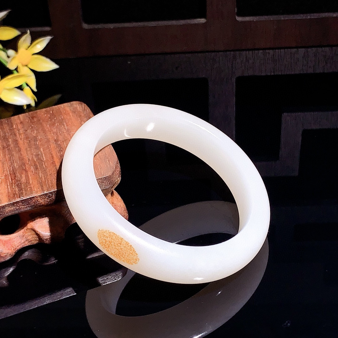 和田玉53.7圈羊脂白宽条手镯！枣红皮手镯，圈口53.4宽14.1重55.8克，玉质细腻油润 底色纯净 无裂无杂 脂粉好，品质高。