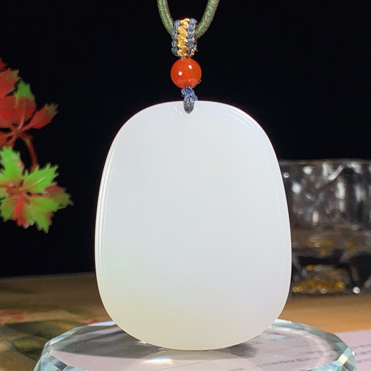 新疆且末糖和田玉白玉平安无事牌挂件。尺寸51/40/6重36克 玉质细腻油润 底色纯净 脂粉好，品质好。lt260422