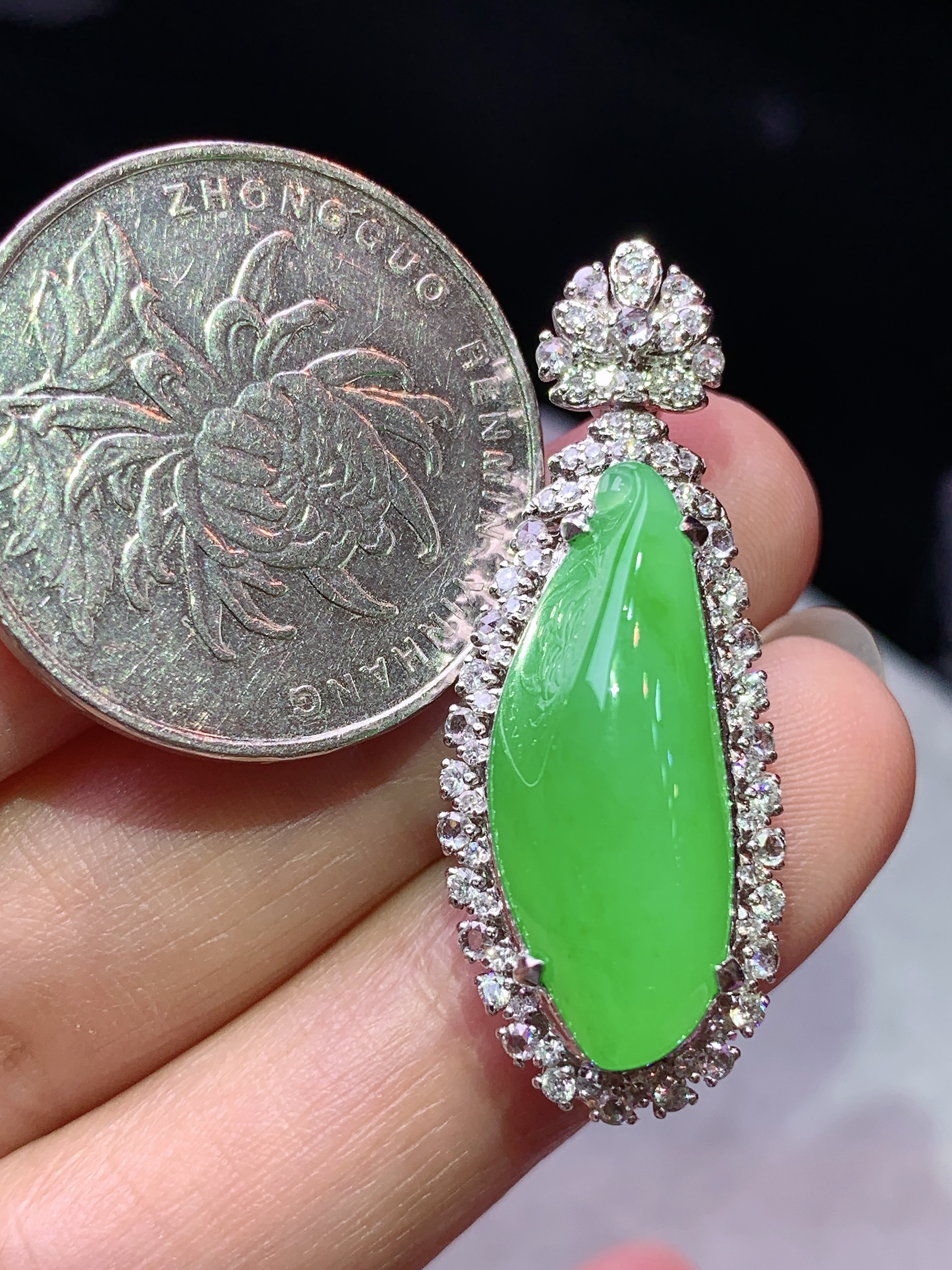 18k金钻镶嵌阳绿福瓜吊坠 玉质细腻 色泽艳丽清新 水润亮眼 整体尺寸35*13.6*11.8h2