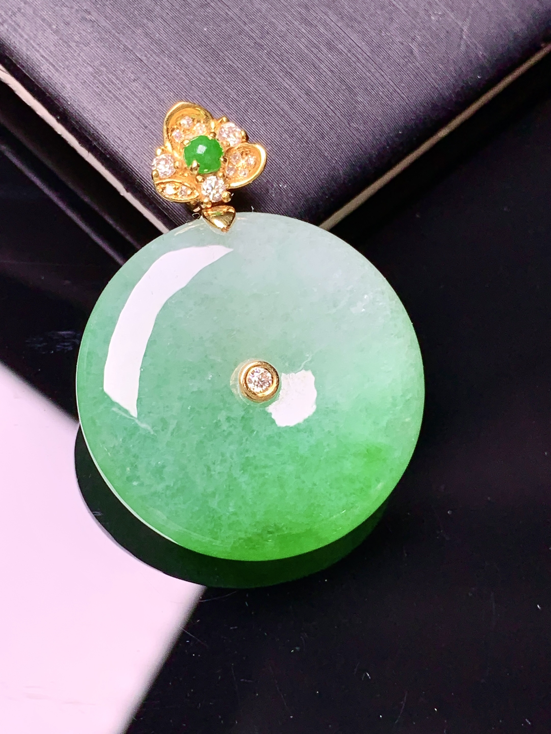 18k金钻镶嵌飘阳绿平安扣吊坠 玉质细腻 色泽艳丽清新 水润亮眼 整体尺寸31.8*23.8*6L4