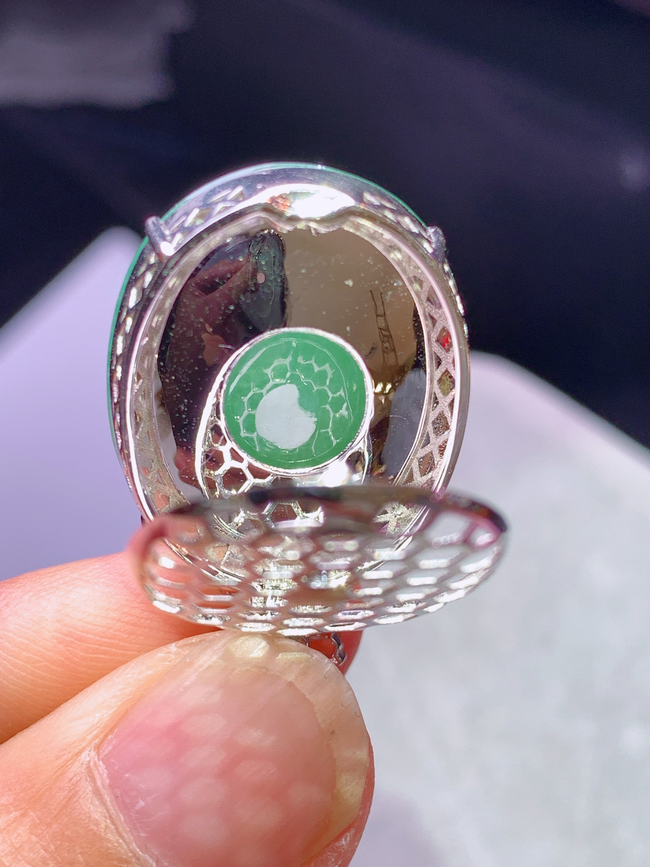 18k金钻镶嵌冰阳绿蛋面吊坠 玉质细腻 色泽艳丽清新 水润亮眼 整体尺寸32.2*19*13.3f1