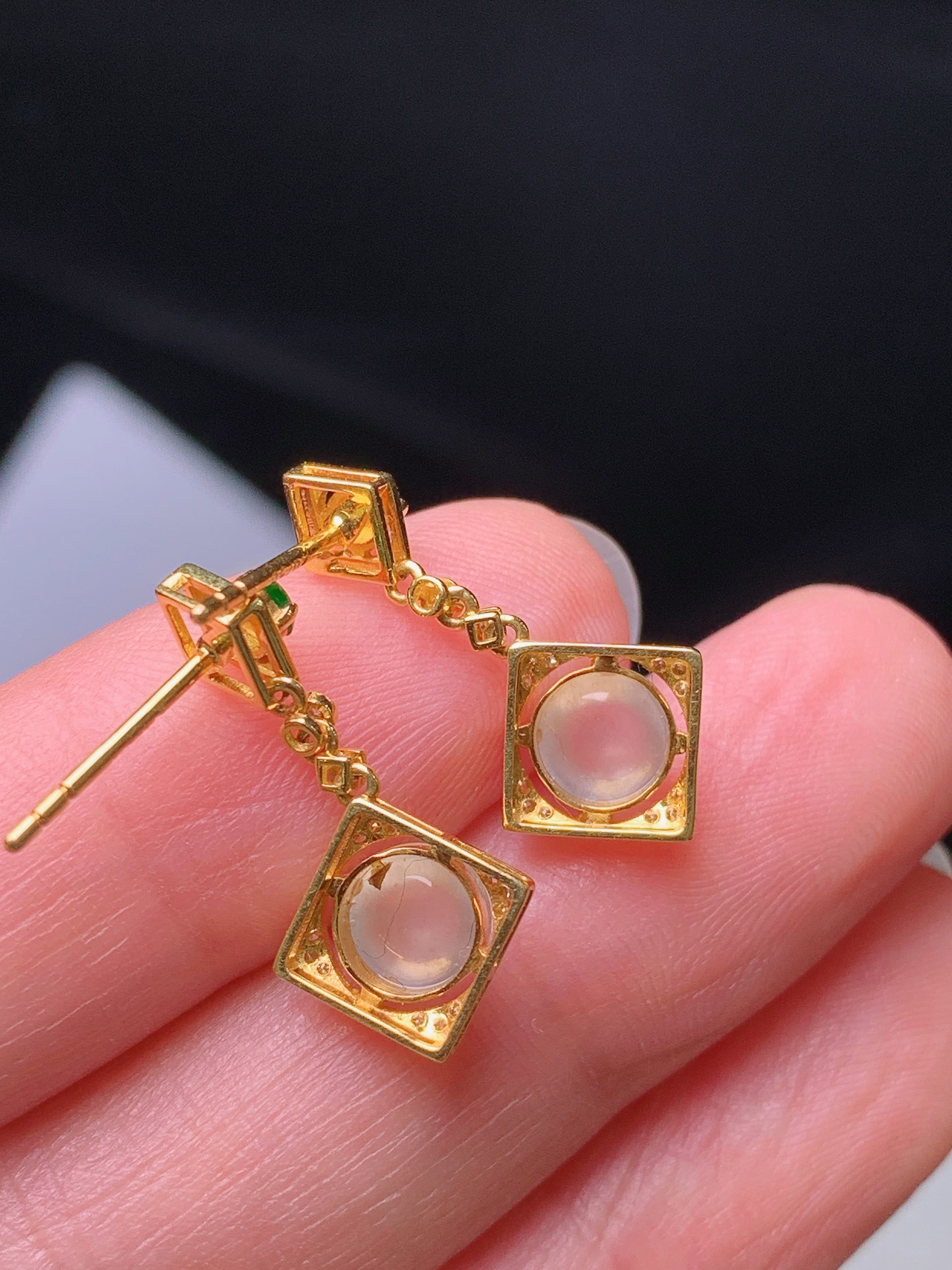 18k金钻镶嵌冰种蛋面耳坠 玉质细腻 色泽艳丽清新 水润亮眼 整体尺寸21.5*10*5.3b2