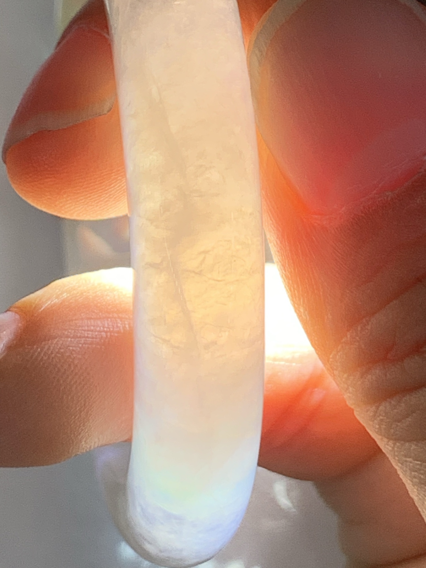 冰飘绿贵妃51.3-43-8.8-7.60422-H732打灯棉线+纹裂，不扣，底妆冰润，一丝阳绿花点缀，简约却充满灵气，清新如芽，宛若自然的画卷凝结于腕间，静中带动，韵味悠长。