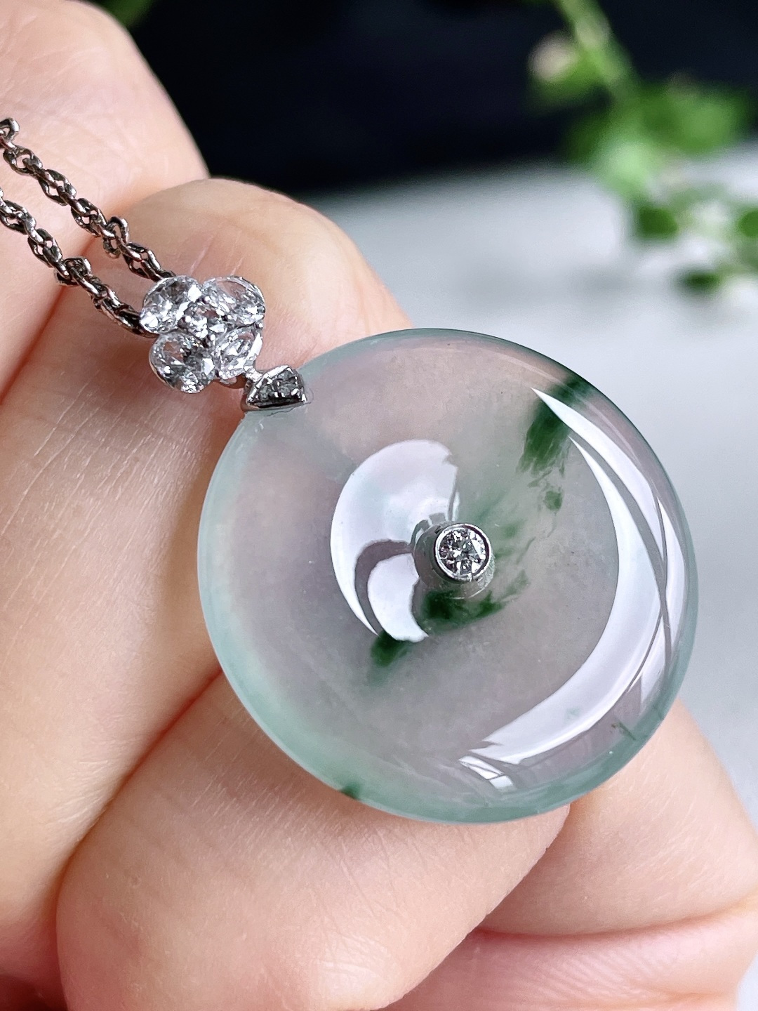 【镶嵌】冰飘花平安扣吊坠  【说明】缅甸 18k金镶嵌 无裂 性比高  【整体】28.8  【裸石】22.3-4.3  【重量】4.8克