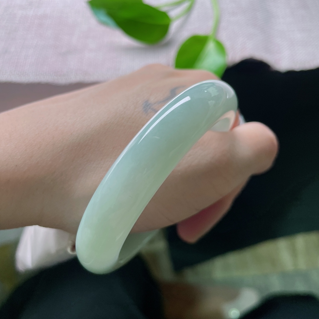 54.8/12.2/8.2，淡绿底正圈，清雅绝俗，质地温润细腻，素丽，一点皮纹，ss47934a