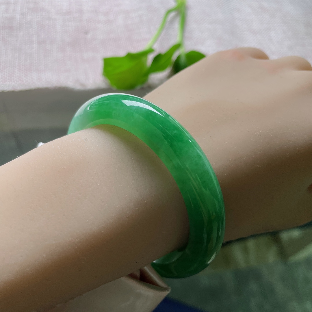 52.6/11.2/8.5，满绿正圈，青翠欲滴，是雨后初霁的远山，绿意绵延，皮纹，无裂，ss51703a