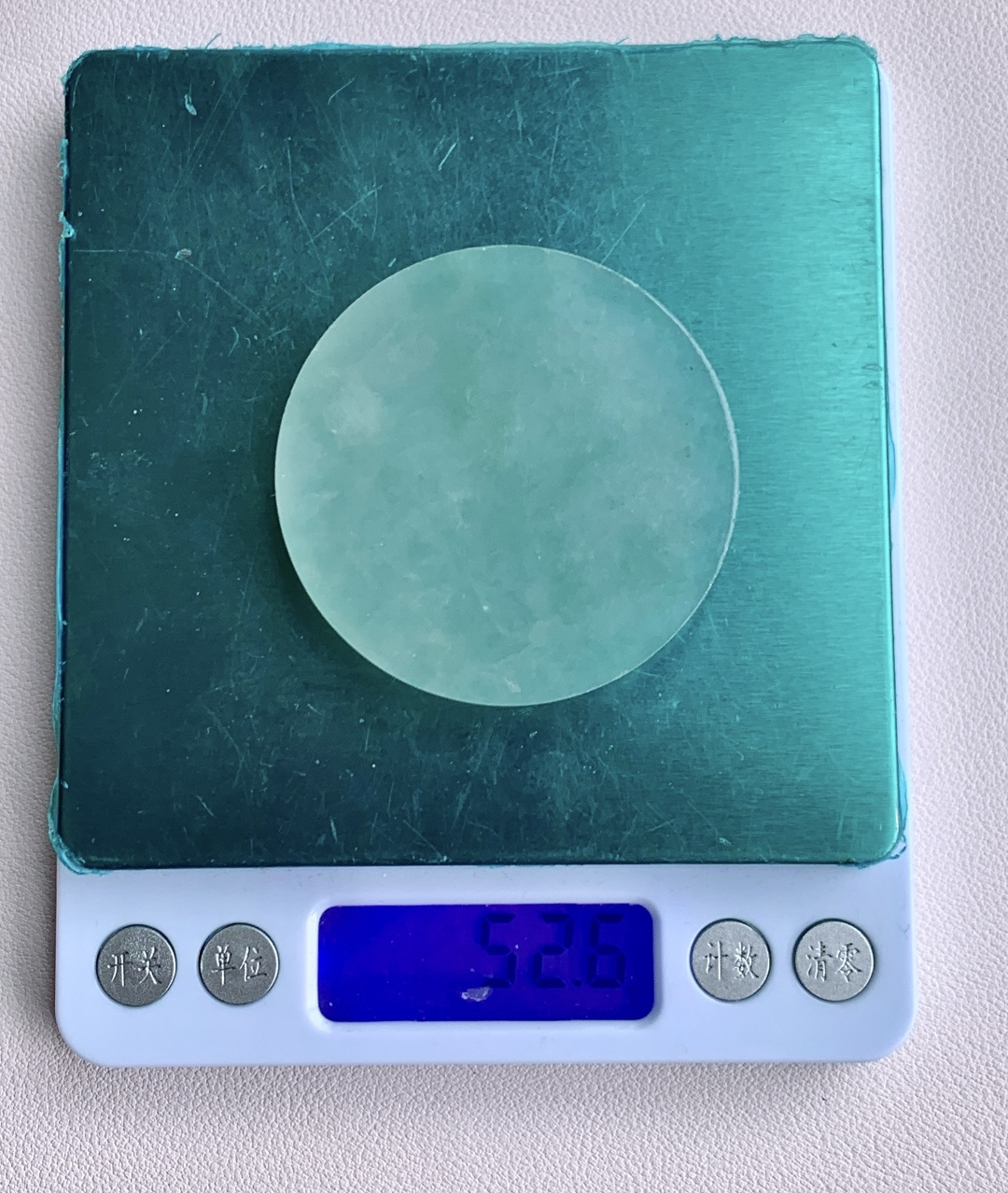 ️冰飘花/牌子料/片料/镯心料/特色料可做牌子、人物、山水、动物、花件……等推荐参考54.3-6.652.6克材料优选冰底浮花凝紫气，圆融方寸蕴清光。如月下澄潭，冰底漾开几缕紫韵与翠影，似雾散烟轻，晕染出朦胧的春日光景。圆融的镯心，像一枚凝固的清辉，莹润通透间，藏着自然的灵秀与禅意的安宁，观之如沐春风，心自澄明。
