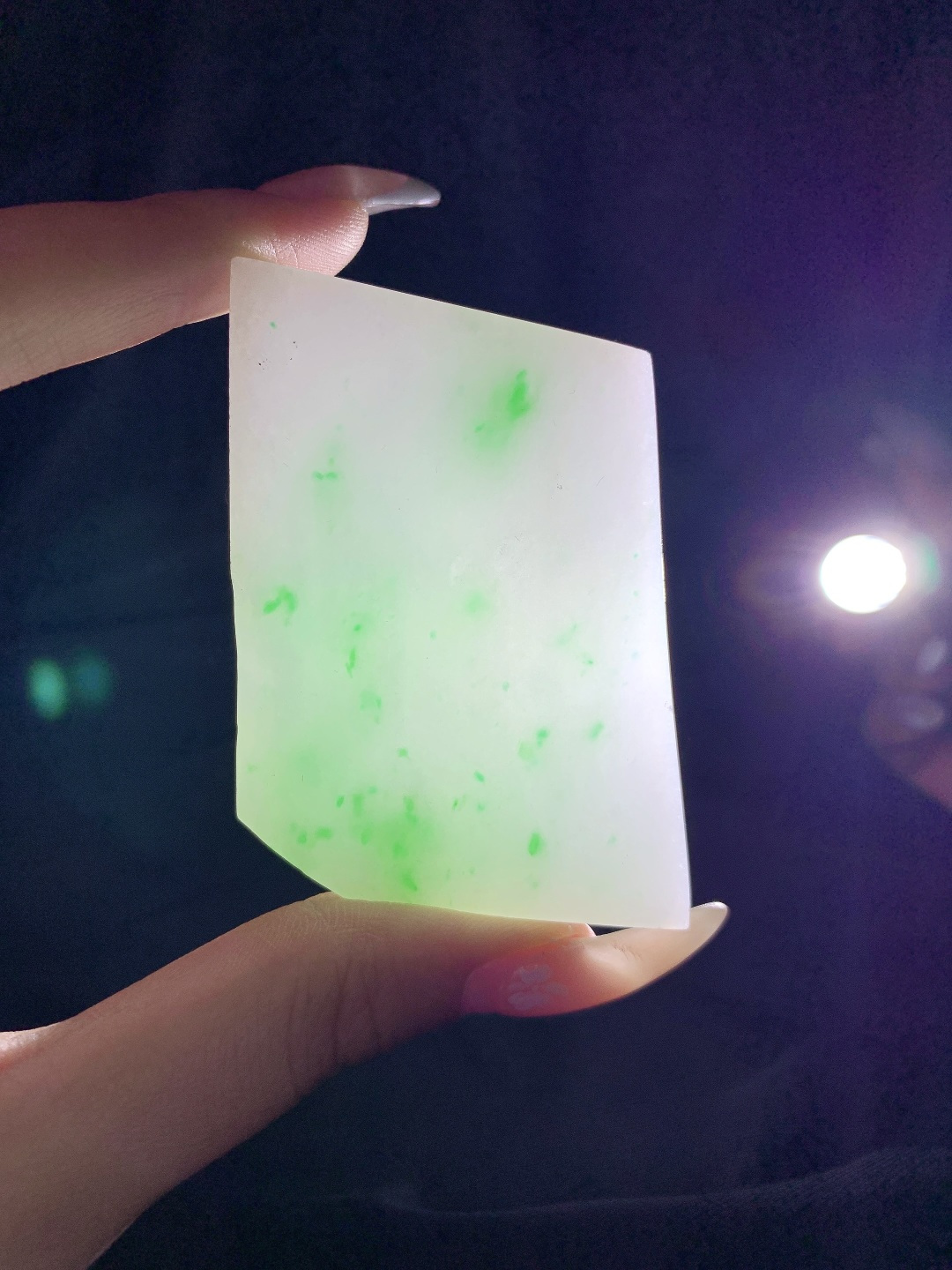 飘绿花/冰飘花/牌子料/片料/板料/特色料，可做牌子、人物、山水、动物、花件……等推荐参考，67.7-49.6-10.8，87.3克，材料优选，白底凝霜藏清润，翠点浮星蕴生机，这件白底青翡翠片料，底色莹白胜霜、细腻致密，如素绢般洁净温润，一抹抹阳绿灵动点缀、似星雨散落其间，色根鲜明、鲜阳灵动水头充足、胶感满满，经精工随形俏色雕琢，可打造为平安无事素牌、清雅山水牌、灵动瑞兽挂件等雅致佳作，白底寓意清净安宁、护主、顺遂无忧，翠点象征生机常伴、财运亨通、福禄常驻自带清新明快的氛围感，上手佩戴清爽百搭，既显温润雅致的气质，更承载着岁岁安康、前程明朗、福运绵延的美好祈愿。