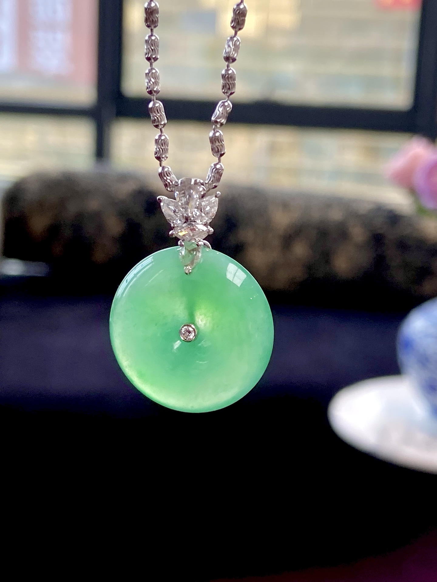 ️冰种阳绿平安扣吊坠，翠色鲜活灵动，水润通透，护佑平安显贵，非常耐看：31.8，裸石：22.6-4.9mm，无裂。