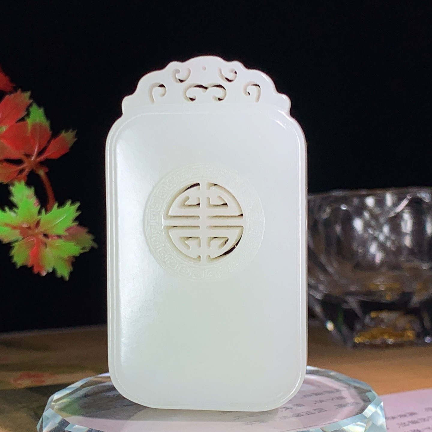 新疆和田玉白玉平安无事牌挂件。尺寸65/36/11重62克 玉质细腻油润 底色纯净 脂粉好，品质好。lt260422