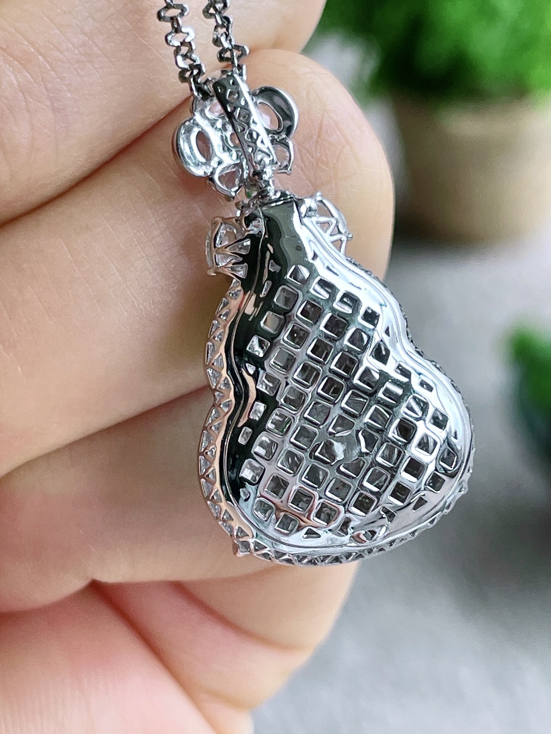 【镶嵌】高冰阳绿葫芦大葫芦吊坠  【说明】缅甸 18k金镶嵌 无裂 性比高  【整体】32.2-17.6-12.2  【裸石】21.2-17.6-5.8  【重量】7.4克