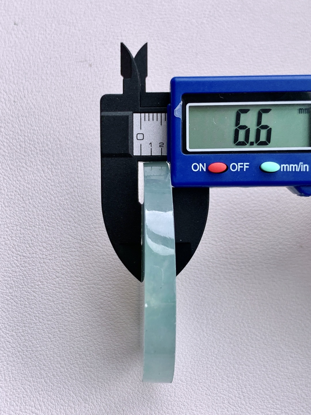 ️冰飘花/牌子料/片料/镯心料/特色料可做牌子、人物、山水、动物、花件……等推荐参考54.3-6.652.6克材料优选冰底浮花凝紫气，圆融方寸蕴清光。如月下澄潭，冰底漾开几缕紫韵与翠影，似雾散烟轻，晕染出朦胧的春日光景。圆融的镯心，像一枚凝固的清辉，莹润通透间，藏着自然的灵秀与禅意的安宁，观之如沐春风，心自澄明。