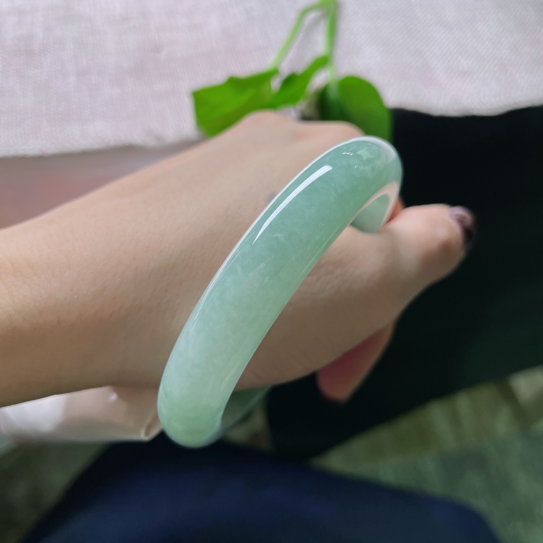 56.9/11.8/2，芙蓉绿正圈，色泽均匀分布，百搭，水头好，种老，一点皮纹不显，ss49182a