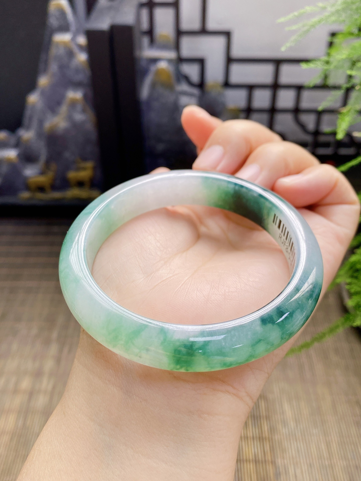 【冰飘花手镯】

【尺寸】58-8-12.5