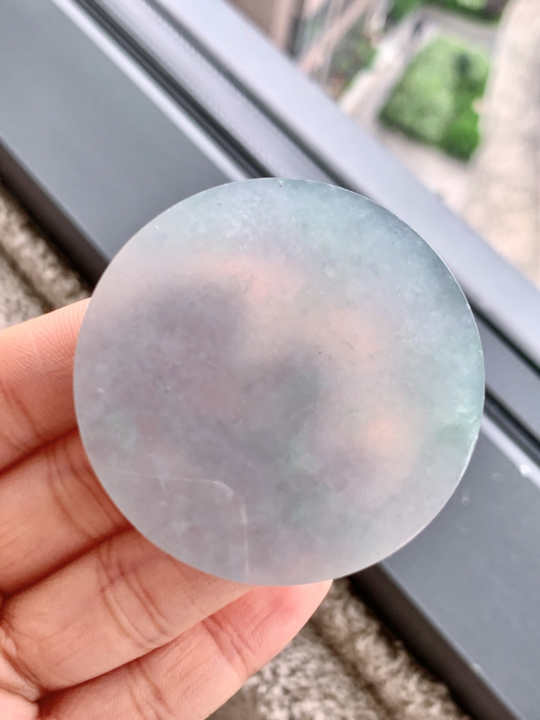 ️冰飘花/牌子料/片料/镯心料/特色料可做牌子、人物、山水、动物、花件……等推荐参考54.3-6.652.6克材料优选冰底浮花凝紫气，圆融方寸蕴清光。如月下澄潭，冰底漾开几缕紫韵与翠影，似雾散烟轻，晕染出朦胧的春日光景。圆融的镯心，像一枚凝固的清辉，莹润通透间，藏着自然的灵秀与禅意的安宁，观之如沐春风，心自澄明。