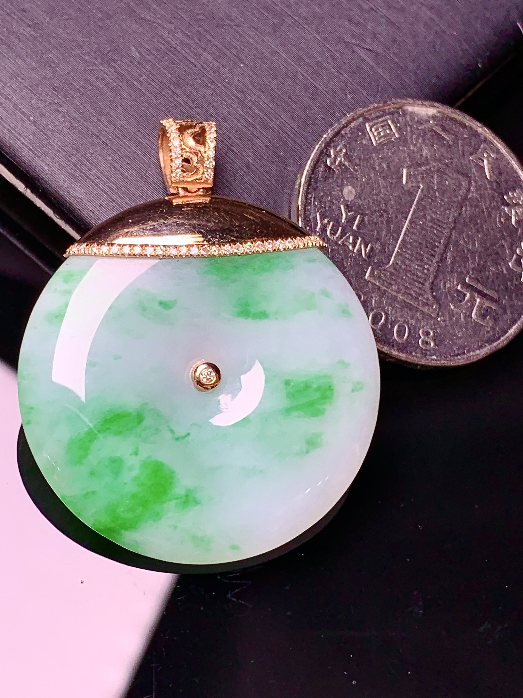 18k金钻镶嵌飘绿平安扣吊坠 玉质细腻 色泽艳丽清新 水润亮眼 整体尺寸37.8*30*5.2w1