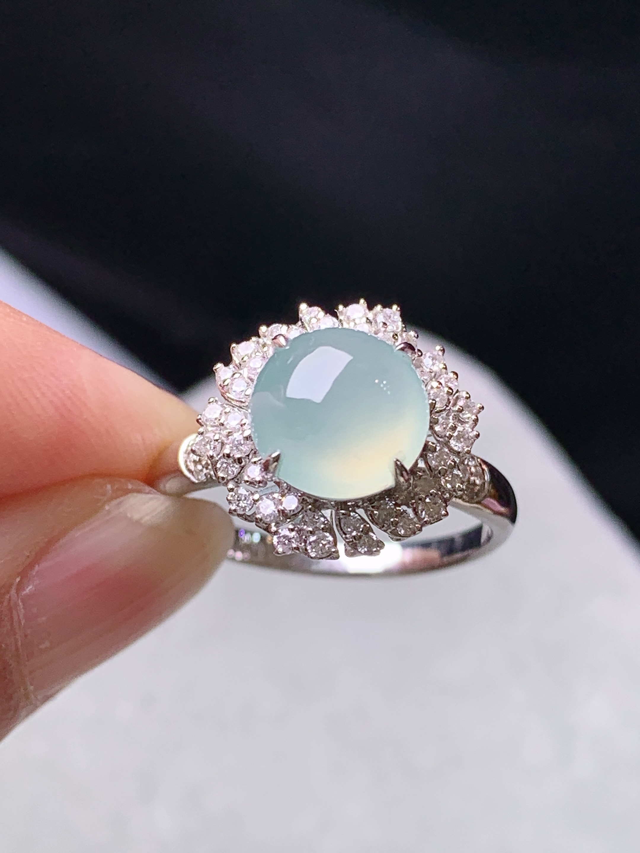 18k金钻镶嵌冰种晴底戒指 玉质细腻 色泽艳丽清新 水润亮眼 圈口14 整体尺寸13.5*12.8*10t1