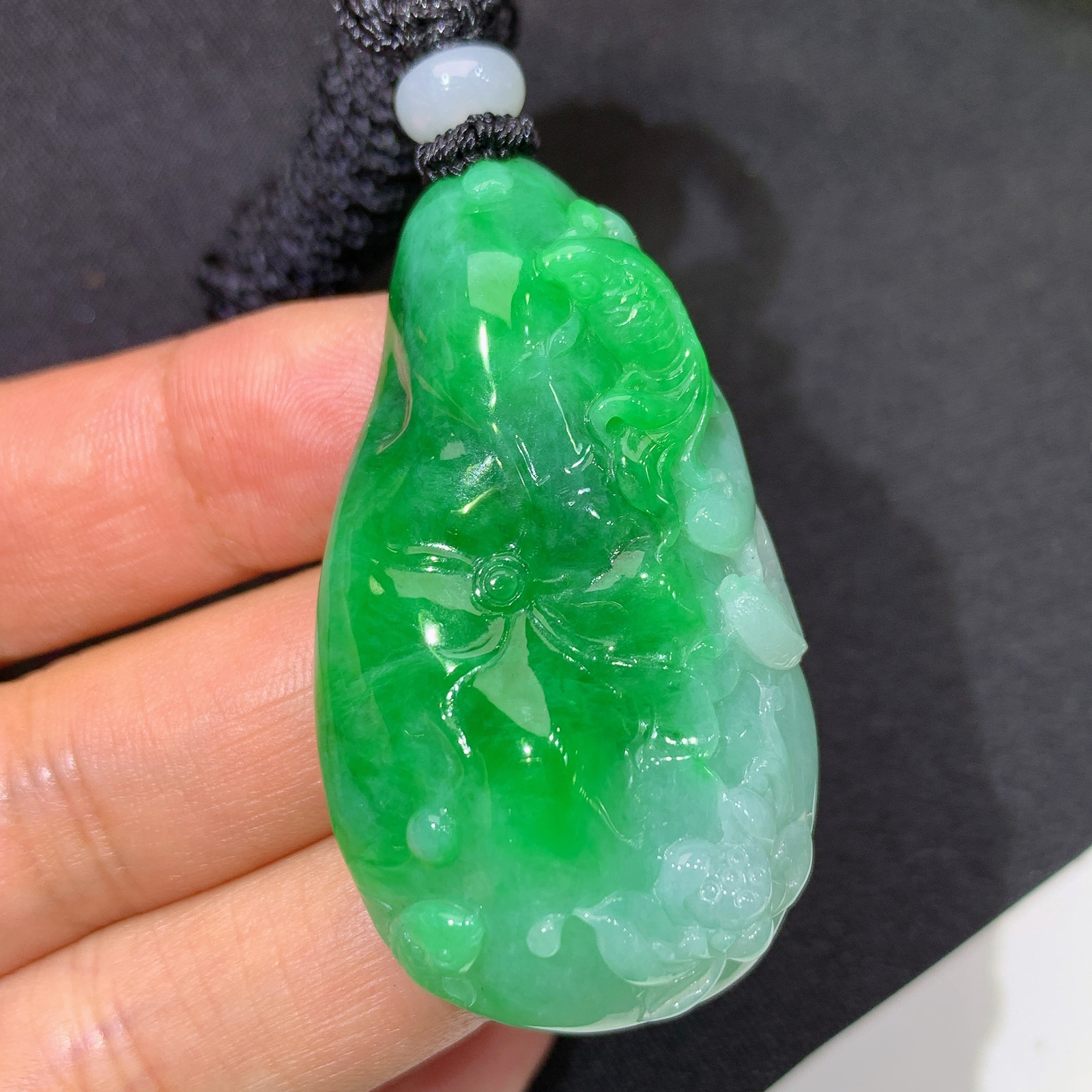 飘绿荷叶鱼，冰润色阳，玉质细腻，种水足，Luc 尺寸46.8*26.8*12.2