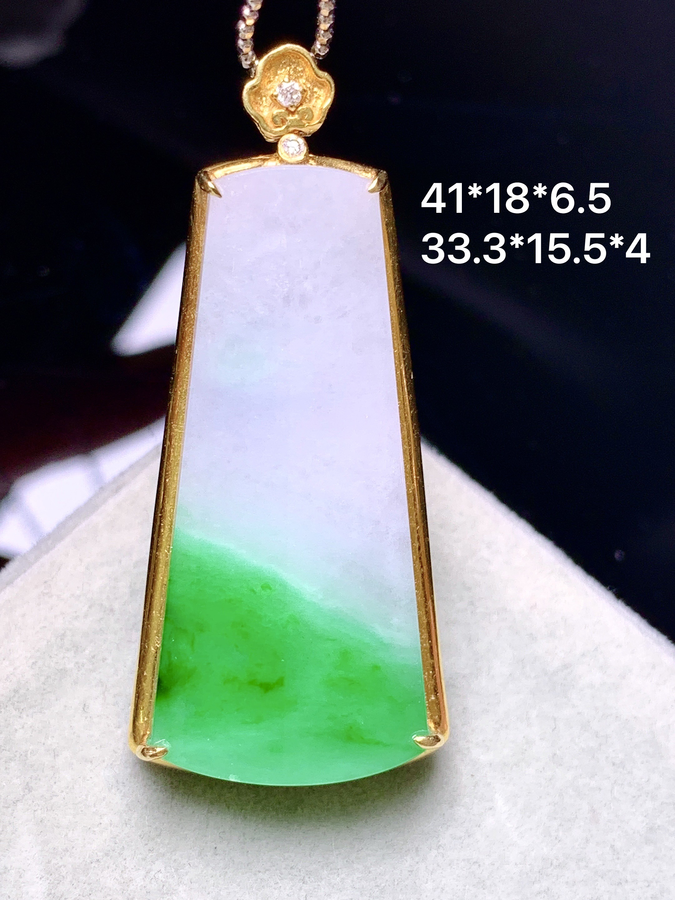 18k金钻镶嵌飘阳绿无事牌吊坠 玉质细腻 色泽艳丽清新 水润亮眼 整体尺寸41*18*6.5L4