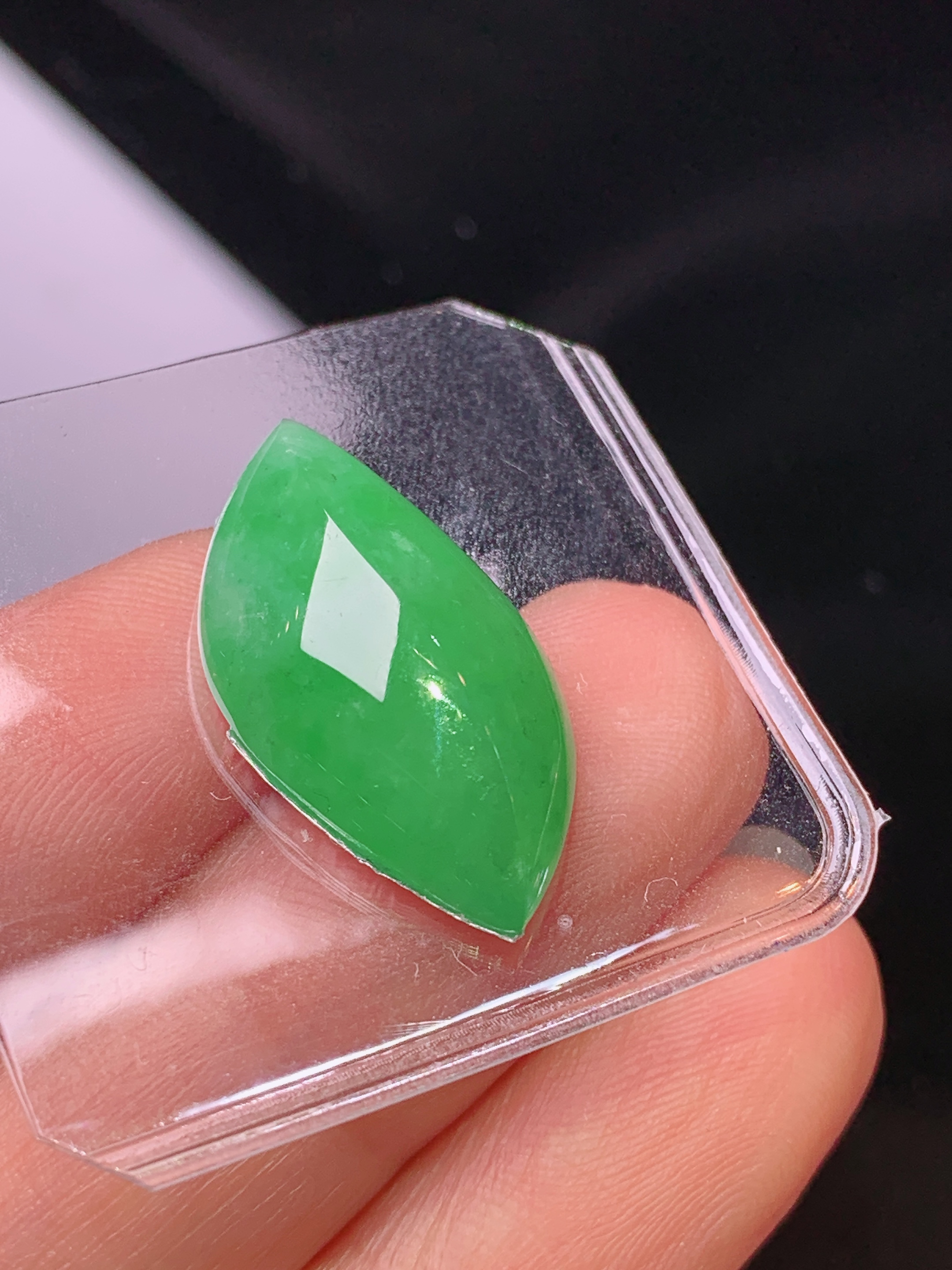 镶嵌款 满绿随形吊坠 玉质细腻 色泽艳丽清新 水润亮眼 整体尺寸24*12.2*6.5L2