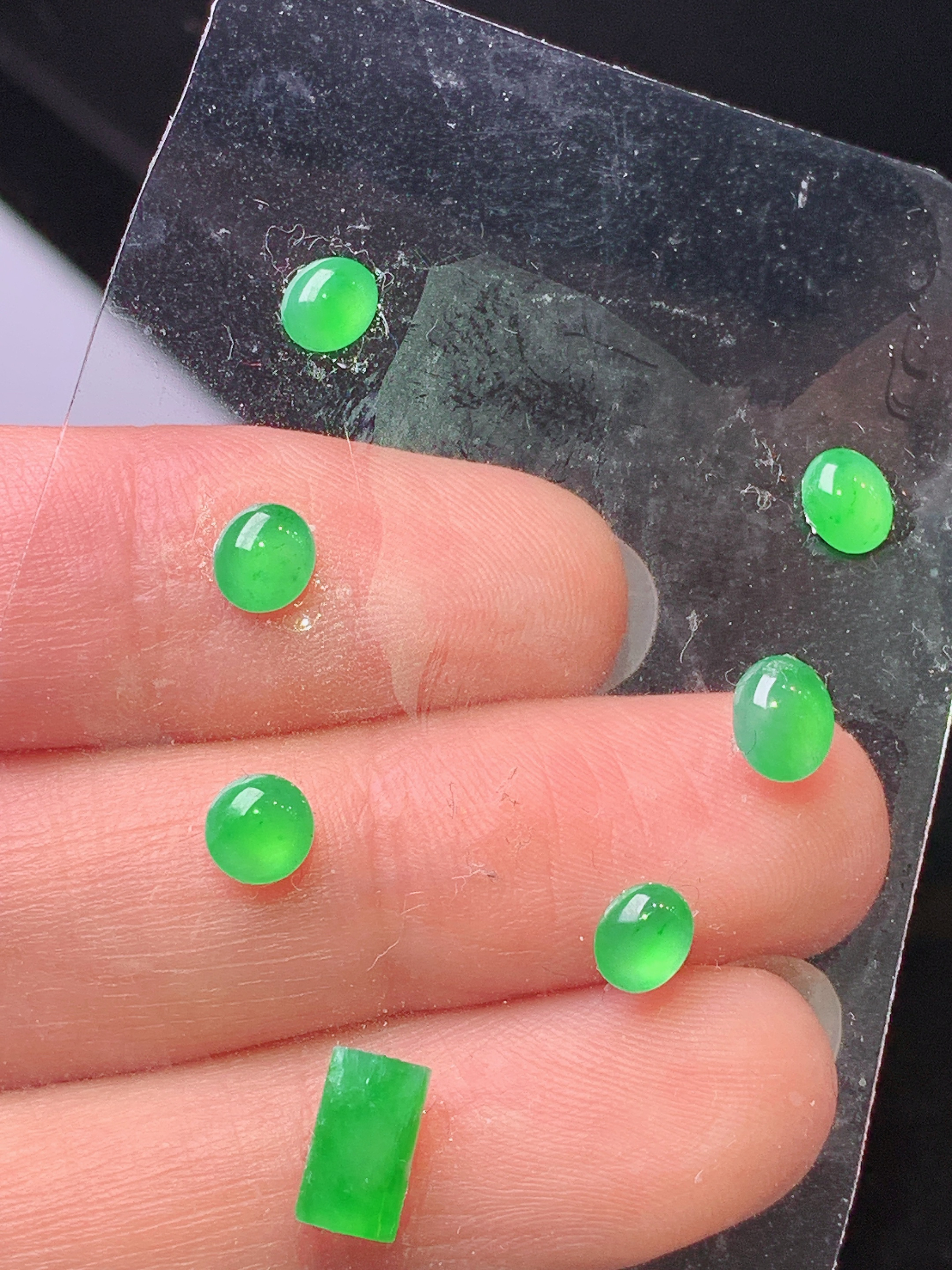 镶嵌款 冰阳绿蛋面一手 玉质细腻 色泽艳丽清新 水润亮眼 整体尺寸5.6*4.6*2.3L2