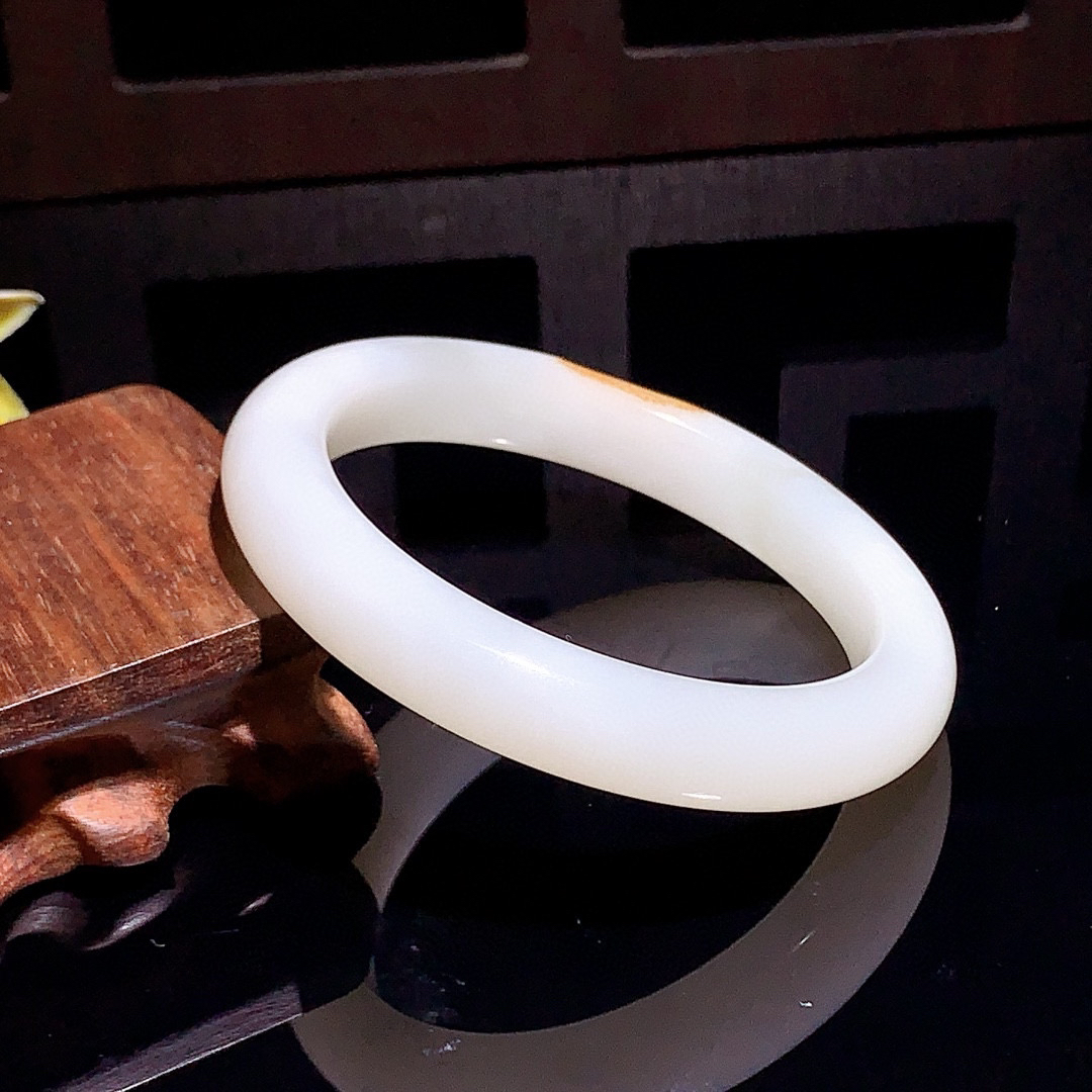 和田玉58圈羊脂白手镯！枣红皮手镯，玉质细腻油润 底色纯净 无裂无杂 脂粉好，品质高。