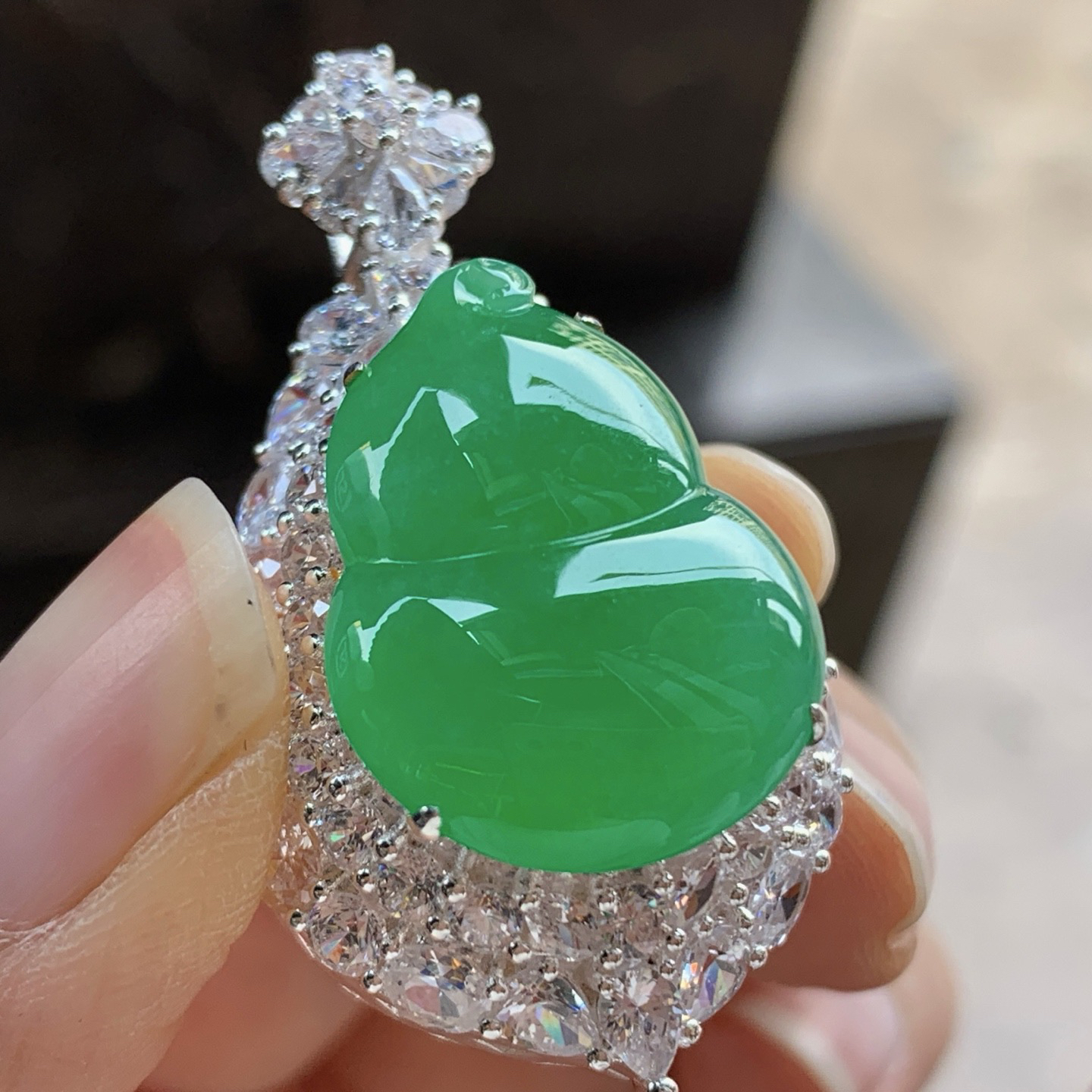 铜托镶嵌 阳绿色葫芦^_^色阳 饱满 种色好