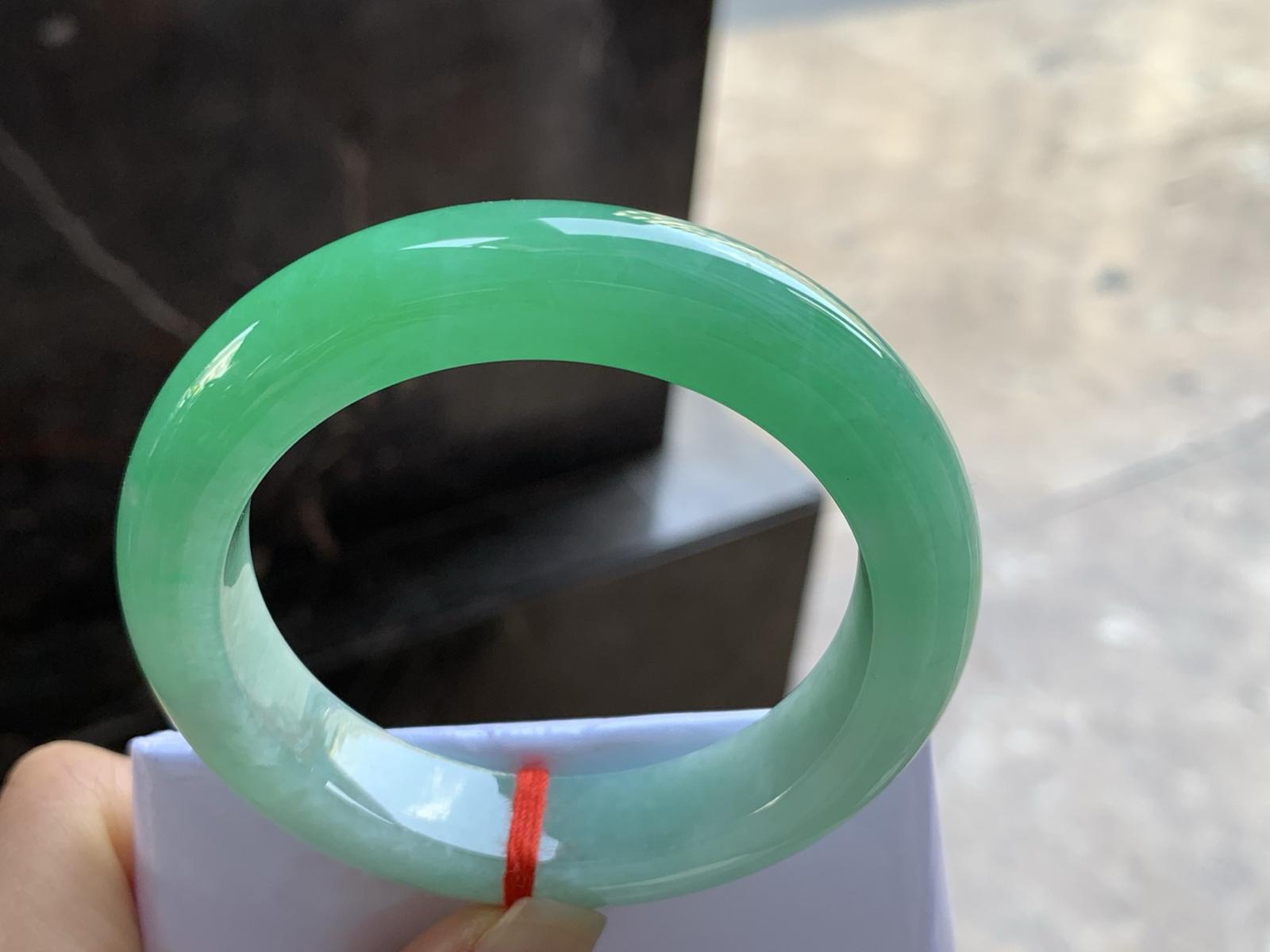 53-12-9.3

阳绿色手镯^_^颜色鲜艳 玉质温润