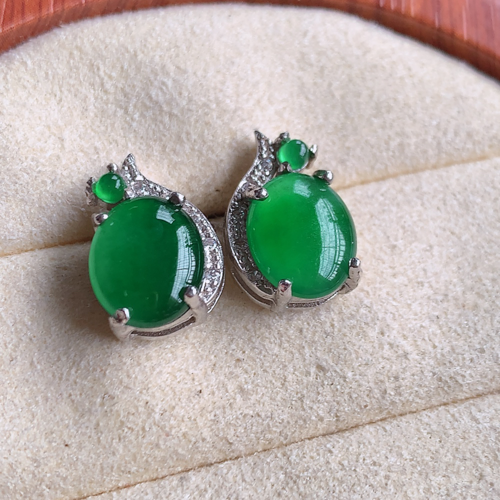 冰润满绿翡翠925银镶嵌耳钉，自然光实拍，翠色灵动，颜色漂亮，种老水足，品相佳，佩戴佳品！W502.422取一整体尺寸：14.4-5.5mm  裸石尺寸：9.5-7.8mm