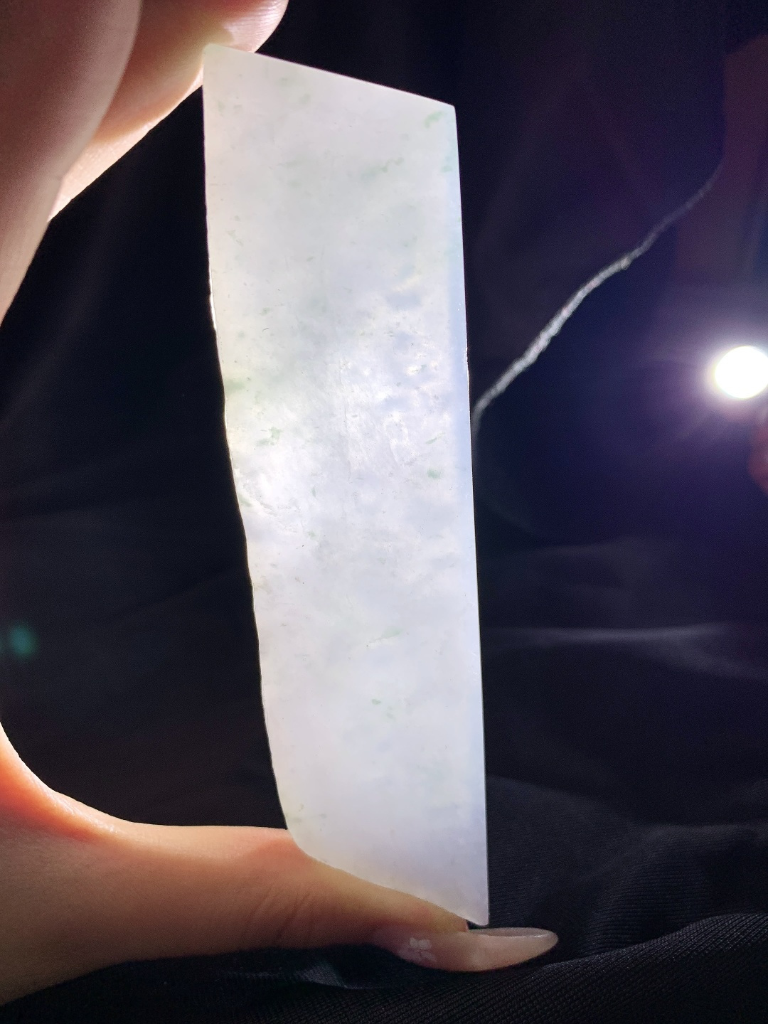 冰飘花/牌子料/片料/板料/特色料，可做牌子、人物、山水、动物、花件……等推荐参考，133-32.4-6.7，78克，材料优选，轻烟凝润铺清色，碎翠零星点玉光，这块冰润飘花翡翠片料，底色素净莹润、似月光凝脂般细腻温婉，鲜灵翠花随性散落、灵动鲜活意境悠然玉质细腻紧实、水头清亮通透，胶感柔和温润，经精工随形巧琢，可打磨为简约平安无事牌、写意山水牌、清雅禅意挂件等各类雅致佳作，清润底色寓意心境澄澈安宁、一生平顺安稳，点点翠色承载生机盎然、福气源源不绝气质干净脱俗，上手百搭雅致，长久佩戴更可护佑万事顺遂、福运常伴、前路明朗无忧。