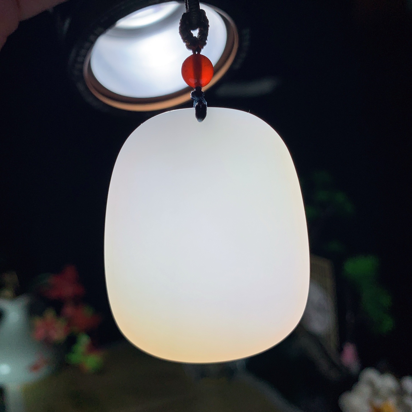 新疆且末糖和田玉白玉平安无事牌挂件。尺寸51/40/6重36克 玉质细腻油润 底色纯净 脂粉好，品质好。lt260422