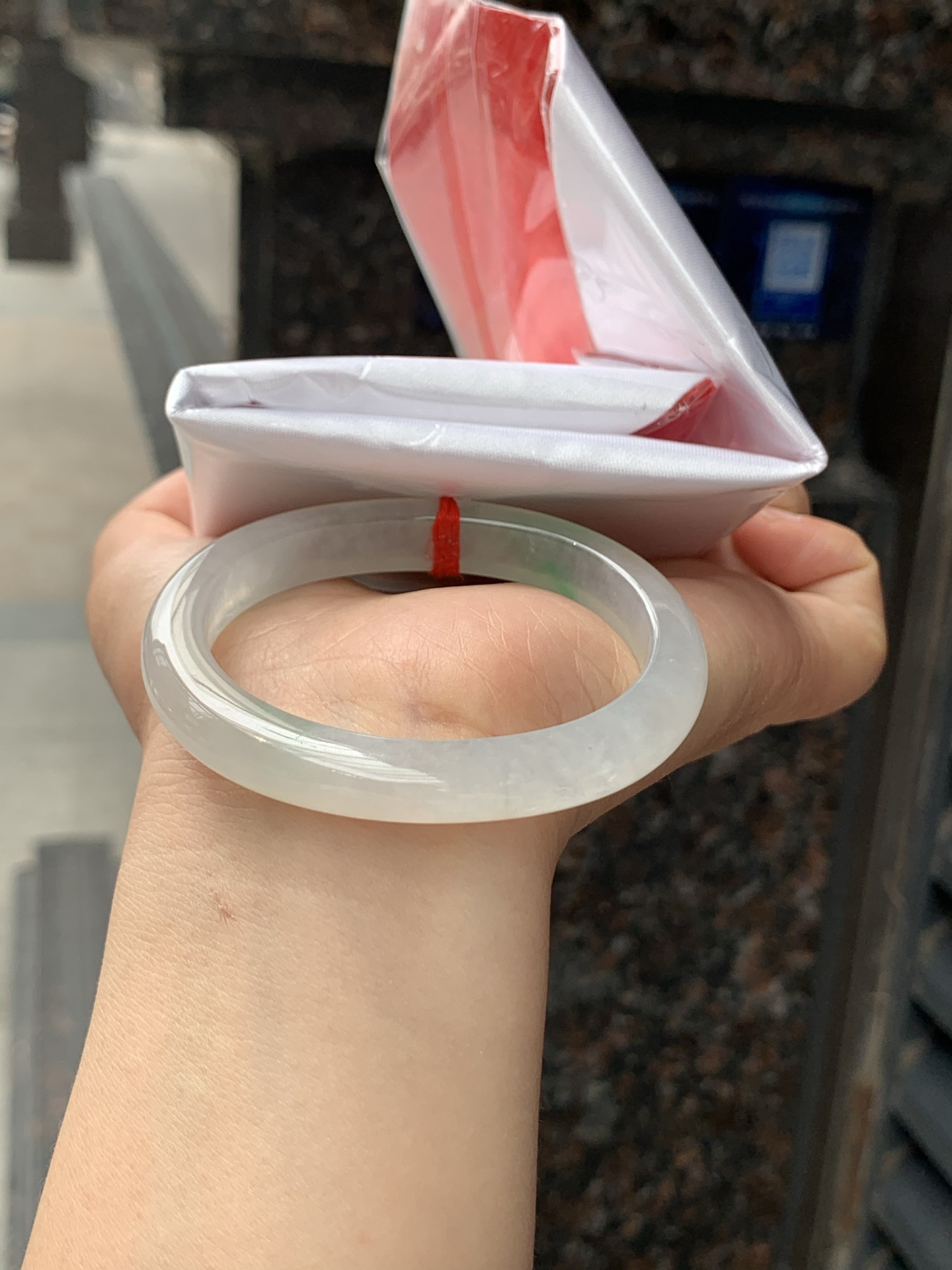 冰飘绿贵妃51.3-43-8.8-7.60422-H732打灯棉线+纹裂，不扣，底妆冰润，一丝阳绿花点缀，简约却充满灵气，清新如芽，宛若自然的画卷凝结于腕间，静中带动，韵味悠长。