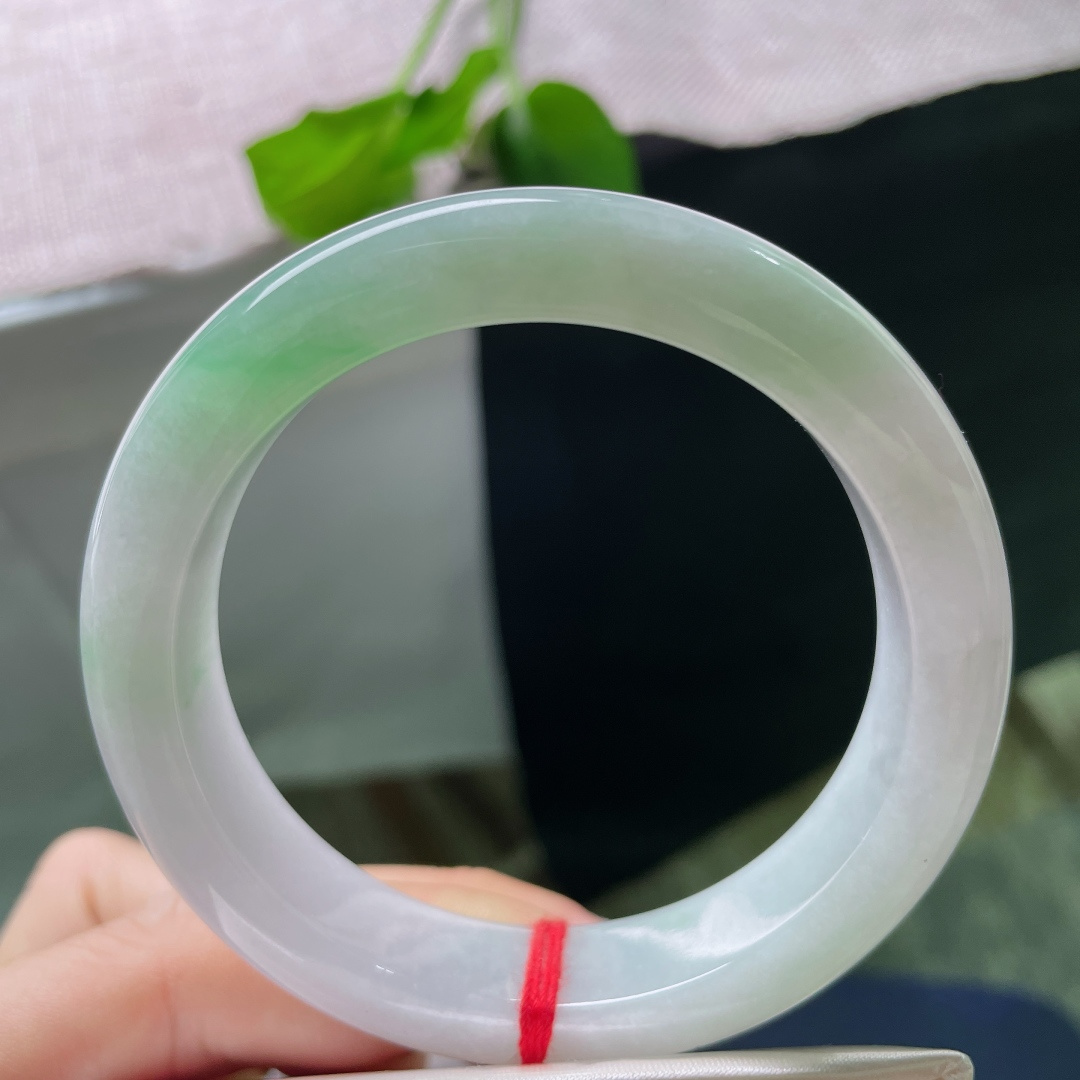 56.1/12.3/8.6，春带彩正圈，水润，肉质细腻干净，种老，雍容华贵，一点皮纹不显，ss514