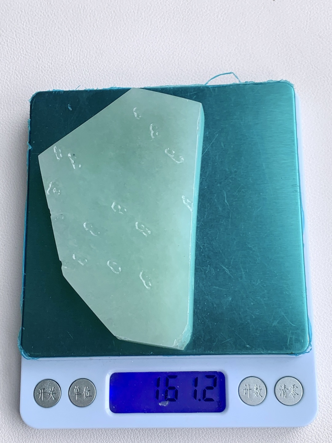 冰晴水/牌子料/片料/板料/特色料，可做牌子、人物、山水、动物、花件……等推荐参考，89.6-57.1-12.6，161.2克，材料优选，一汪清露凝冰肌，半亩晴光润玉扉，这块浅晴底冰润翡翠料子色泽匀净清浅，如同春日湖光般温润透亮，玉质细腻紧实，水头饱满莹润，胶感柔和温婉，稍加匠心巧琢，便可设计打磨为平安无事牌、简约素牌、清雅山水、自在禅心等各类雅致挂件，素净底色自带安宁沉静的气韵，寓意心境澄澈通透、一世平安顺遂、清雅无忧，上手佩戴温润低调、百搭耐看，亦护佑福运常伴、前路明朗、万事安稳称心。