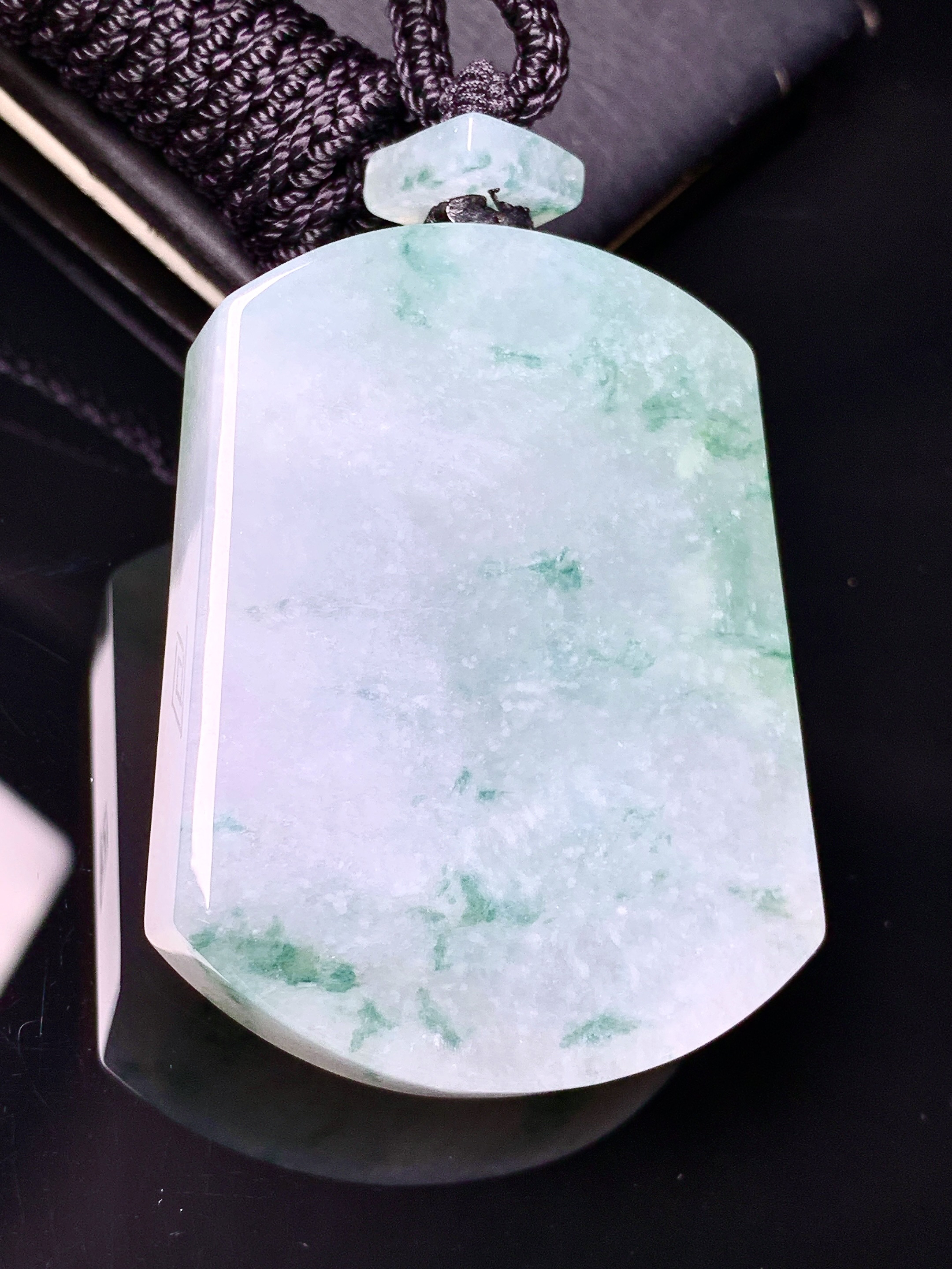 冰飘花无事牌吊坠 玉质细腻 色泽艳丽清新 水润亮眼 整体尺寸48.7*37*9.5L1