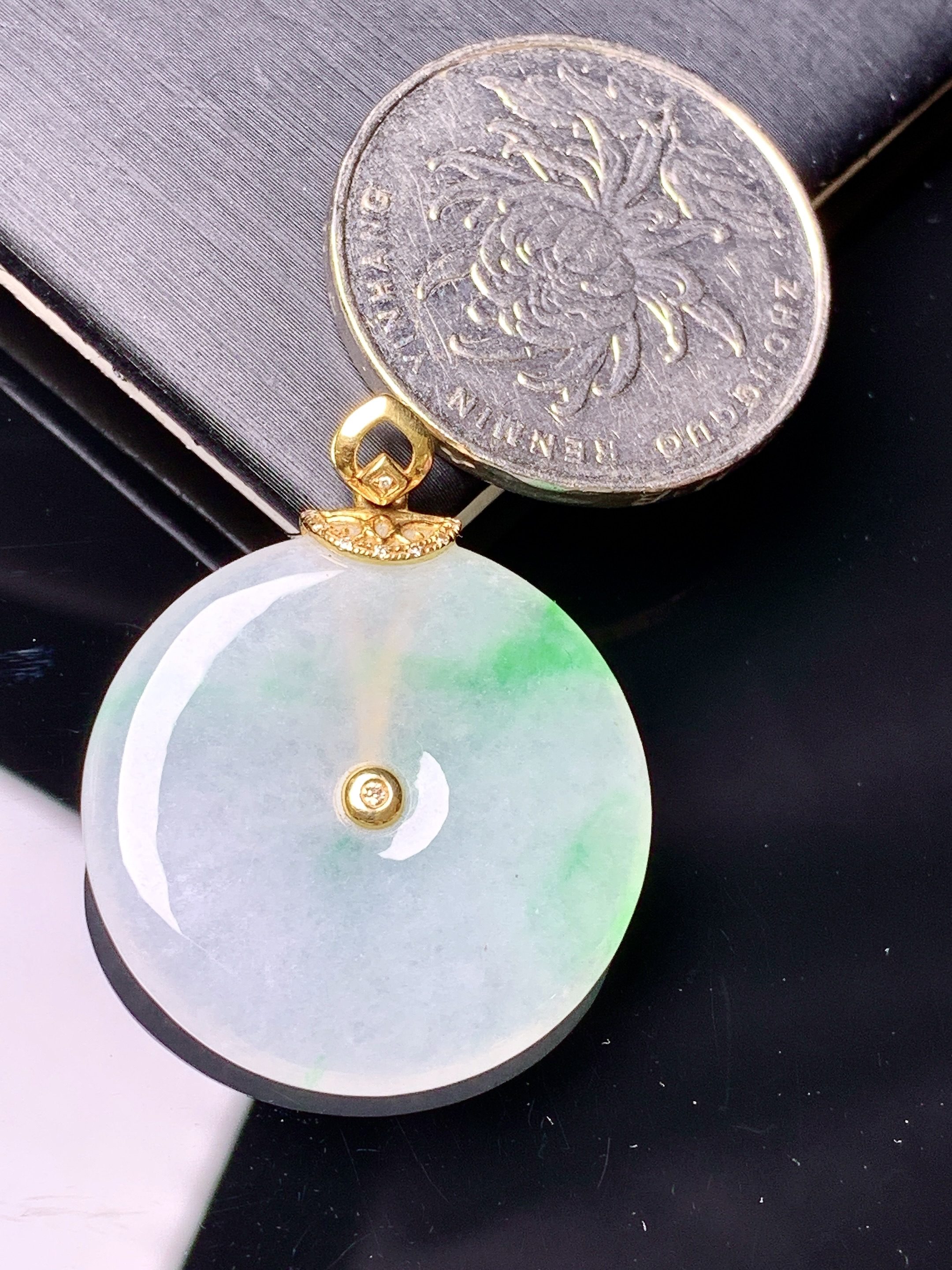 18k金镶嵌飘绿平安扣吊坠 玉质细腻 色泽艳丽清新 水润亮眼 整体尺寸31.6*25.2*4L4