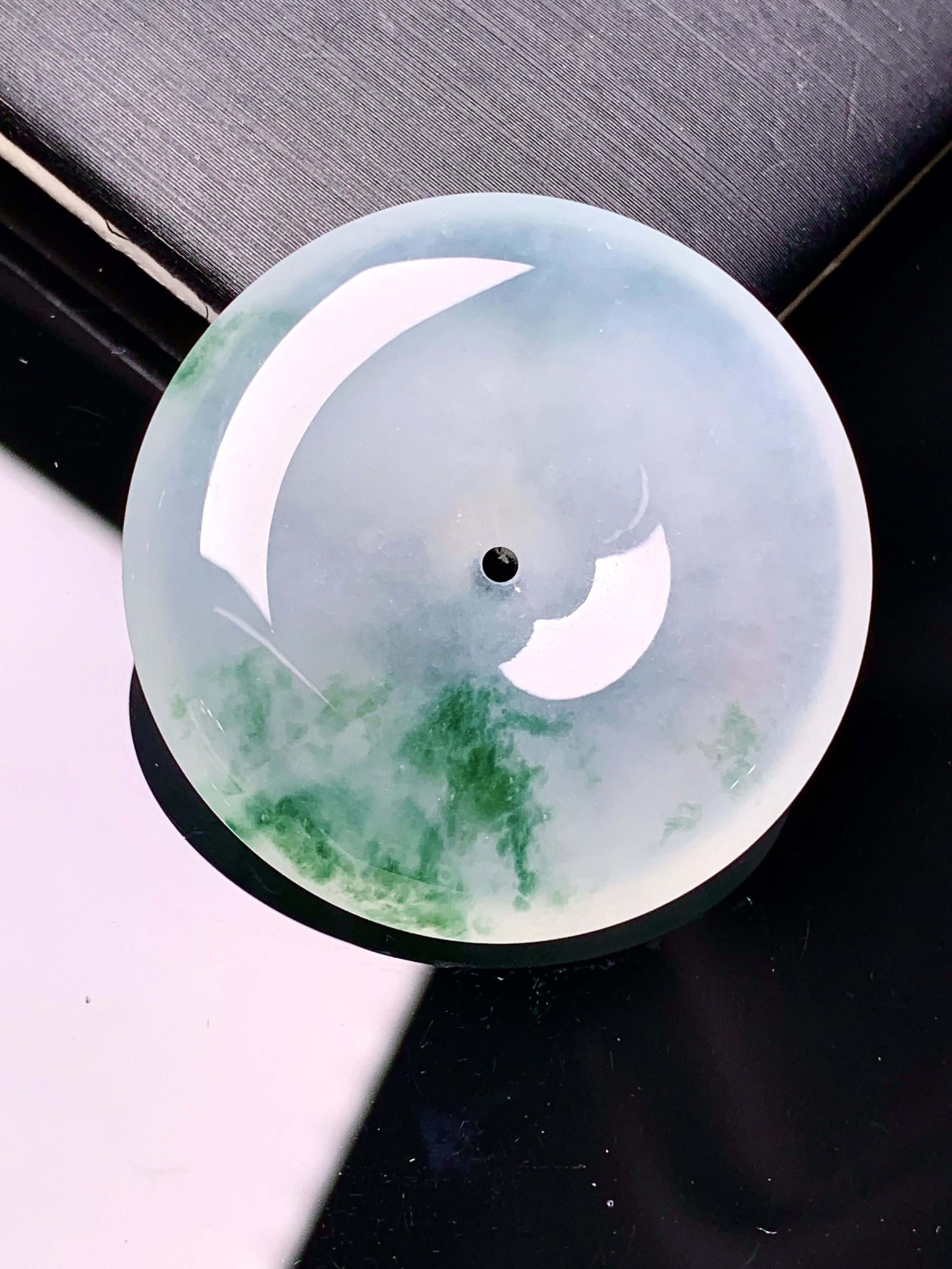 冰飘花平安扣吊坠 玉质细腻 色泽艳丽清新 水润亮眼 整体尺寸32*6.3x1