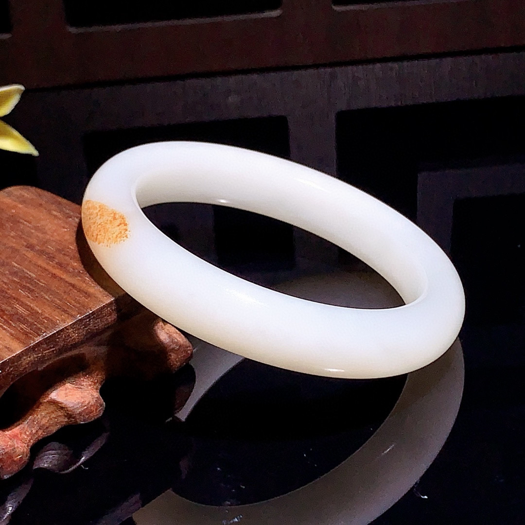 和田玉57.5圈羊脂白手镯！撒金皮手镯，玉质细腻油润 底色纯净 无裂无杂 脂粉好，品质高。