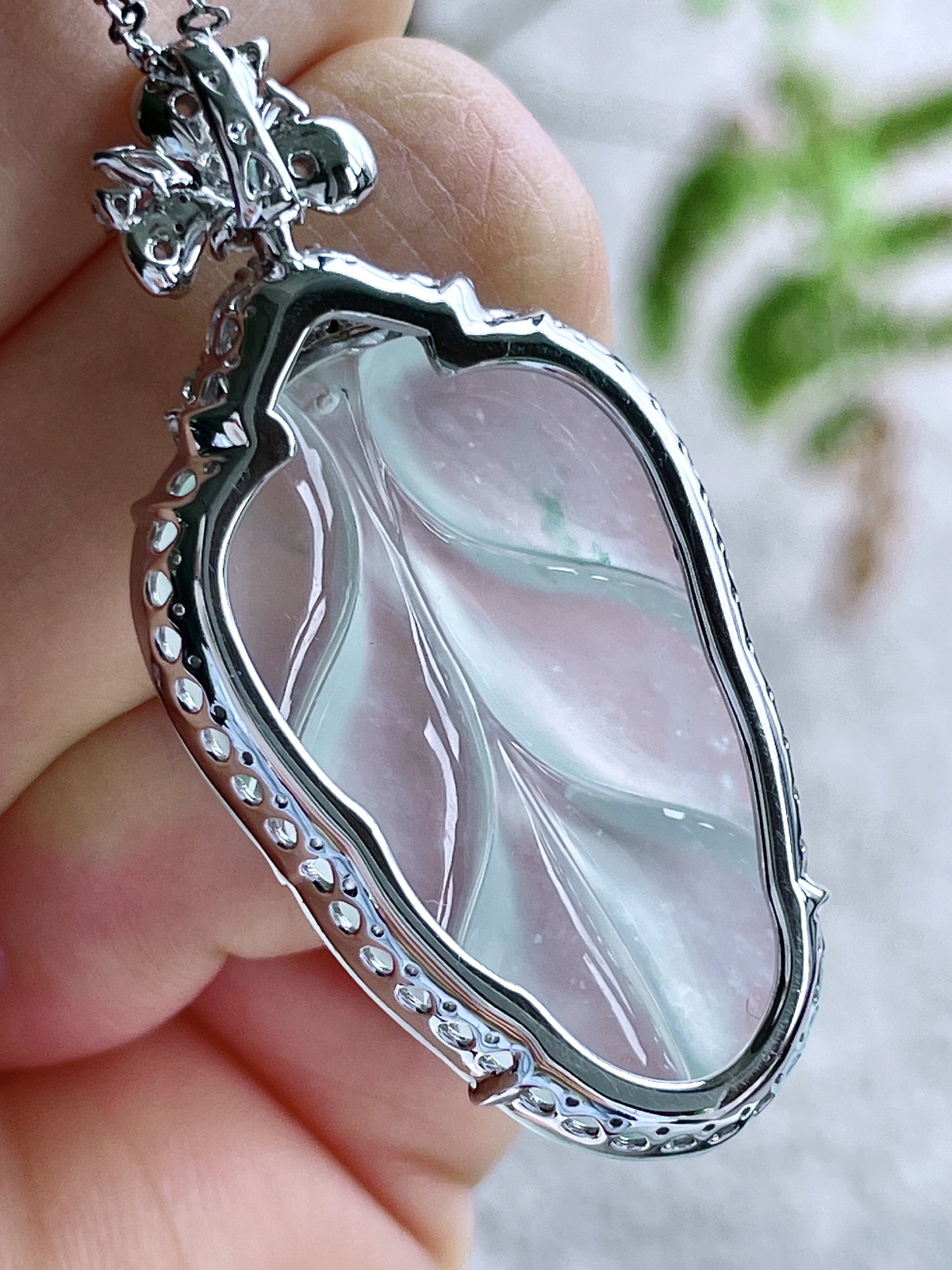 【镶嵌】高冰飘花树叶飘花大叶子吊坠  
【说明】缅料 18k金镶嵌 性价比高  
【整体】53.6-27.8-10
【裸石】37.5-24.5-5.8..