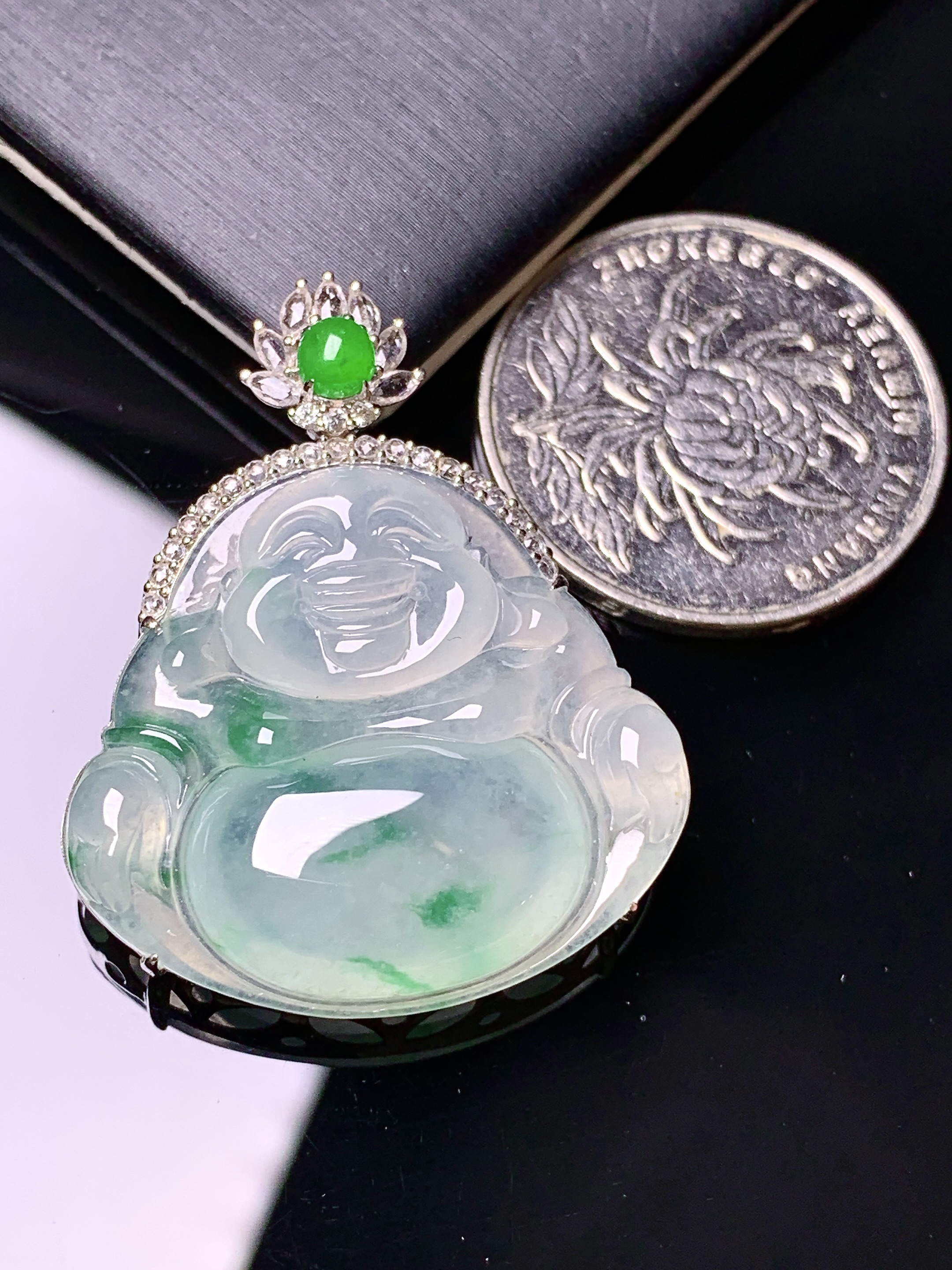 18k金钻镶嵌冰飘绿佛公吊坠 玉质细腻 色泽艳丽清新 水润亮眼 整体尺寸36*29*8.5a2