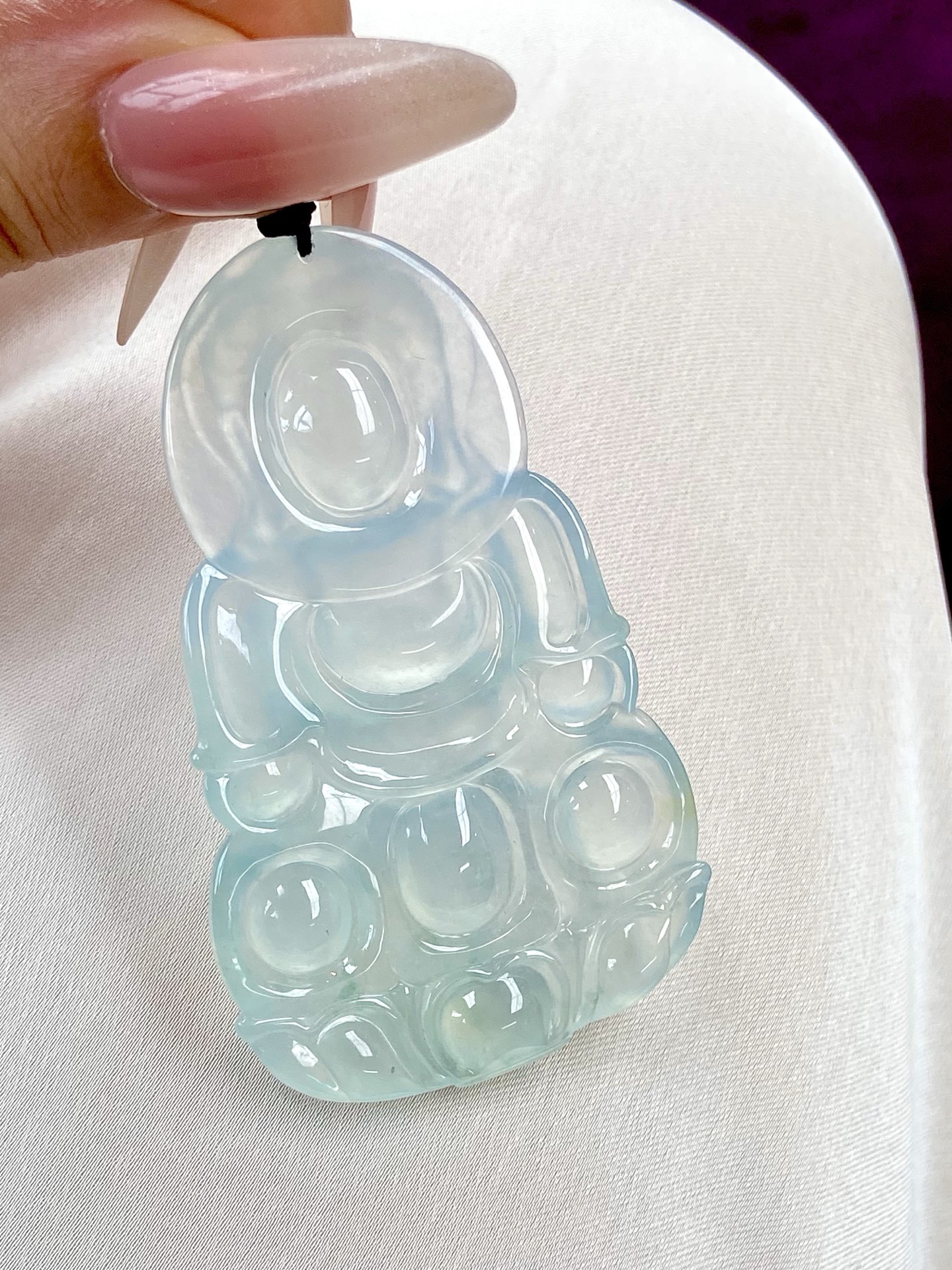 ️高冰种观音吊坠，水头超足，品质无可挑剔，大件厚装 胶润纯美，散发着灵气与禅韵，戴之大气，藏之珍爱，裸石：67.2-40.3-7.4mm，无裂。