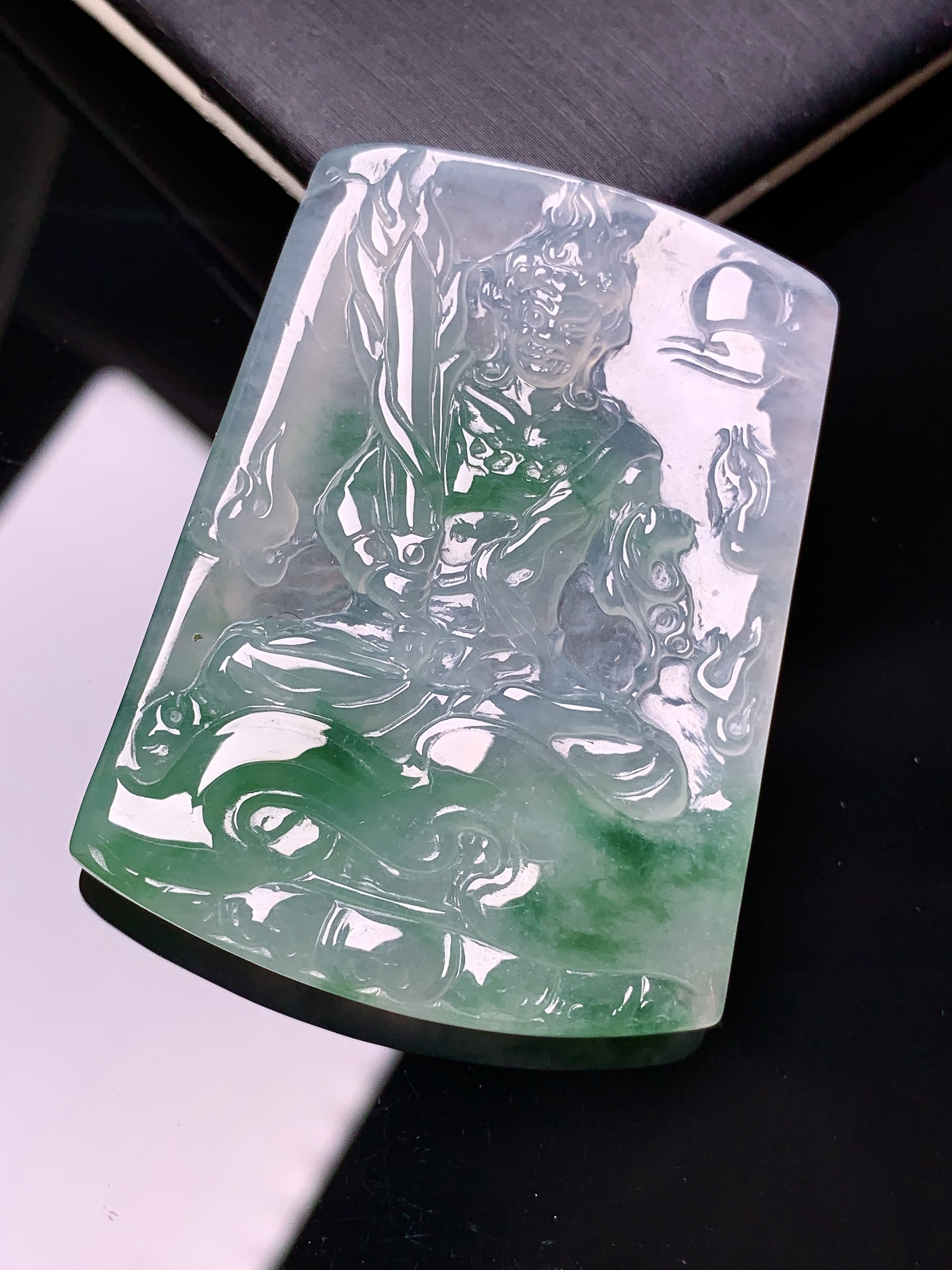 飘绿观音菩萨吊坠 玉质细腻 色泽艳丽清新 水润亮眼 整体尺寸45.6*34.6*5.3a2