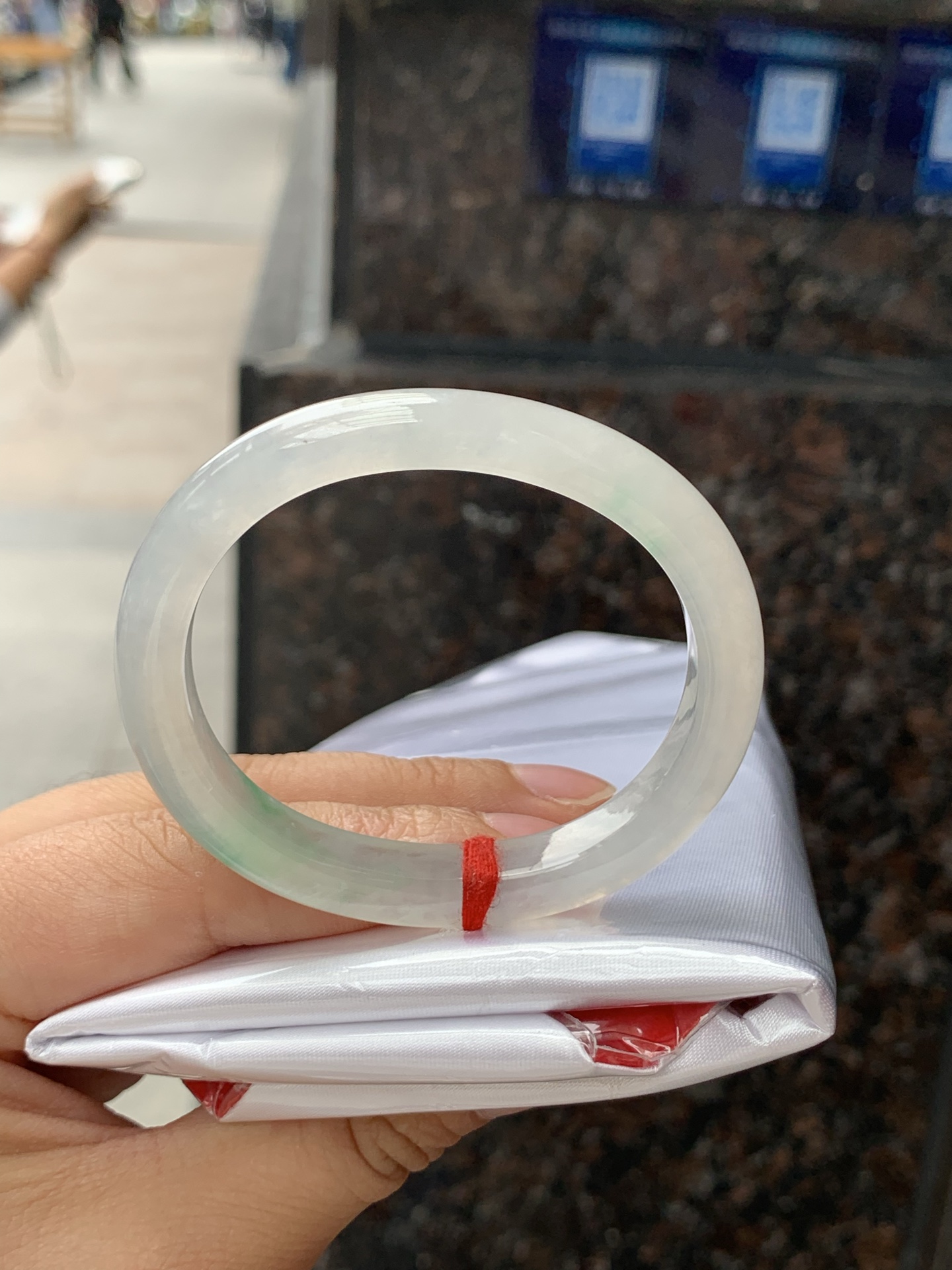 冰飘绿贵妃51.3-43-8.8-7.60422-H732打灯棉线+纹裂，不扣，底妆冰润，一丝阳绿花点缀，简约却充满灵气，清新如芽，宛若自然的画卷凝结于腕间，静中带动，韵味悠长。