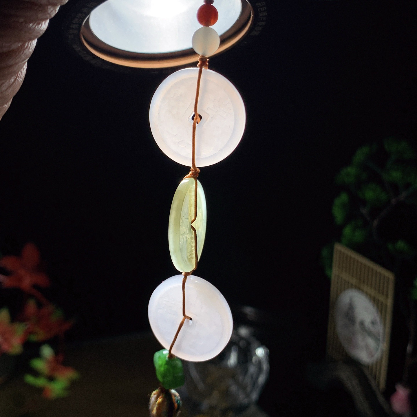 新疆和田玉多宝五帝钱车挂 尺寸22/3重10.5克。玉质细腻油润。手推出油。品相大气 lt260422