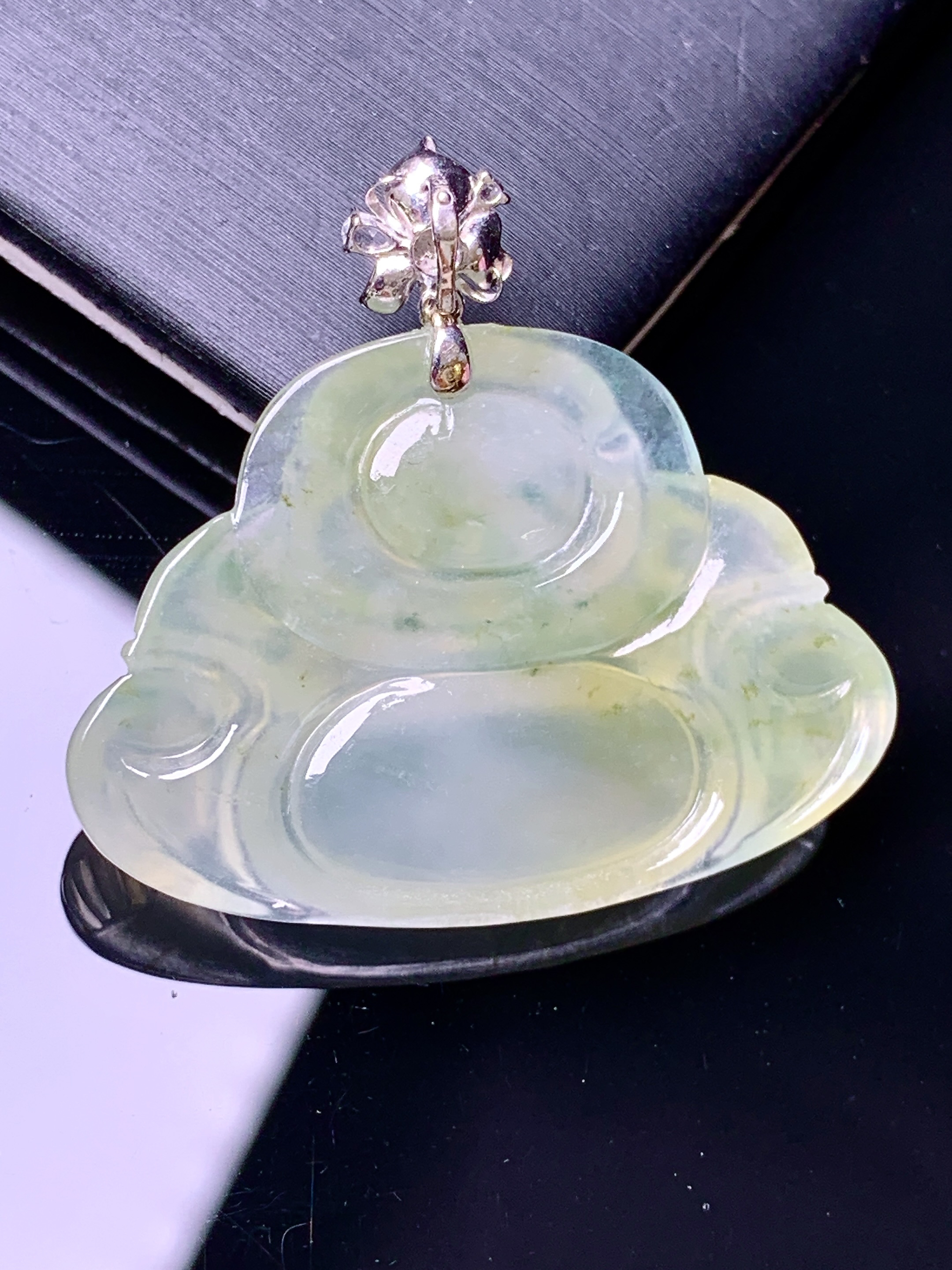 18k金钻镶嵌冰飘黄翡佛公吊坠 玉质细腻 色泽艳丽清新 水润亮眼 整体尺寸32*34.6*5.6c1