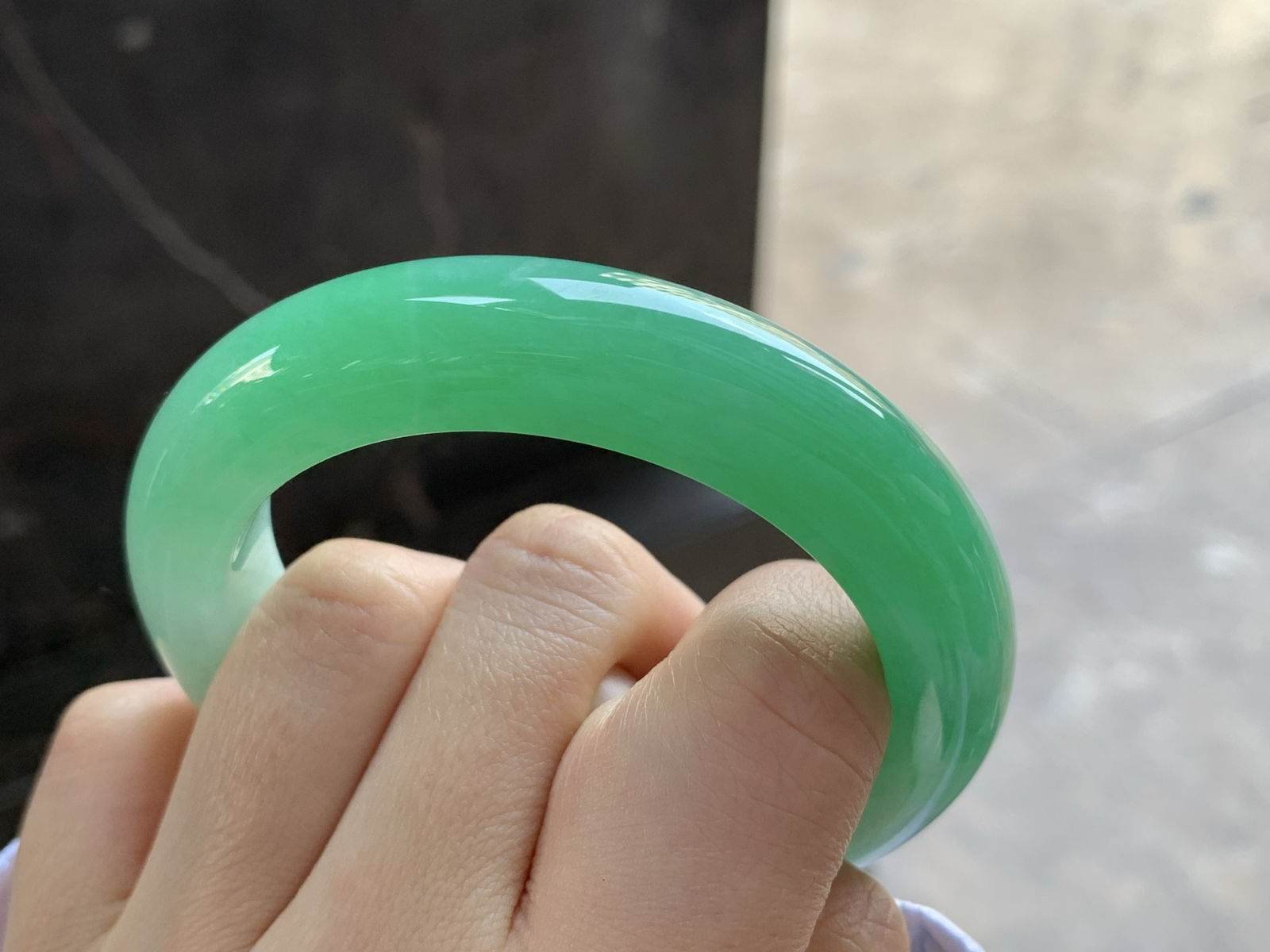 53-12-9.3

阳绿色手镯^_^颜色鲜艳 玉质温润