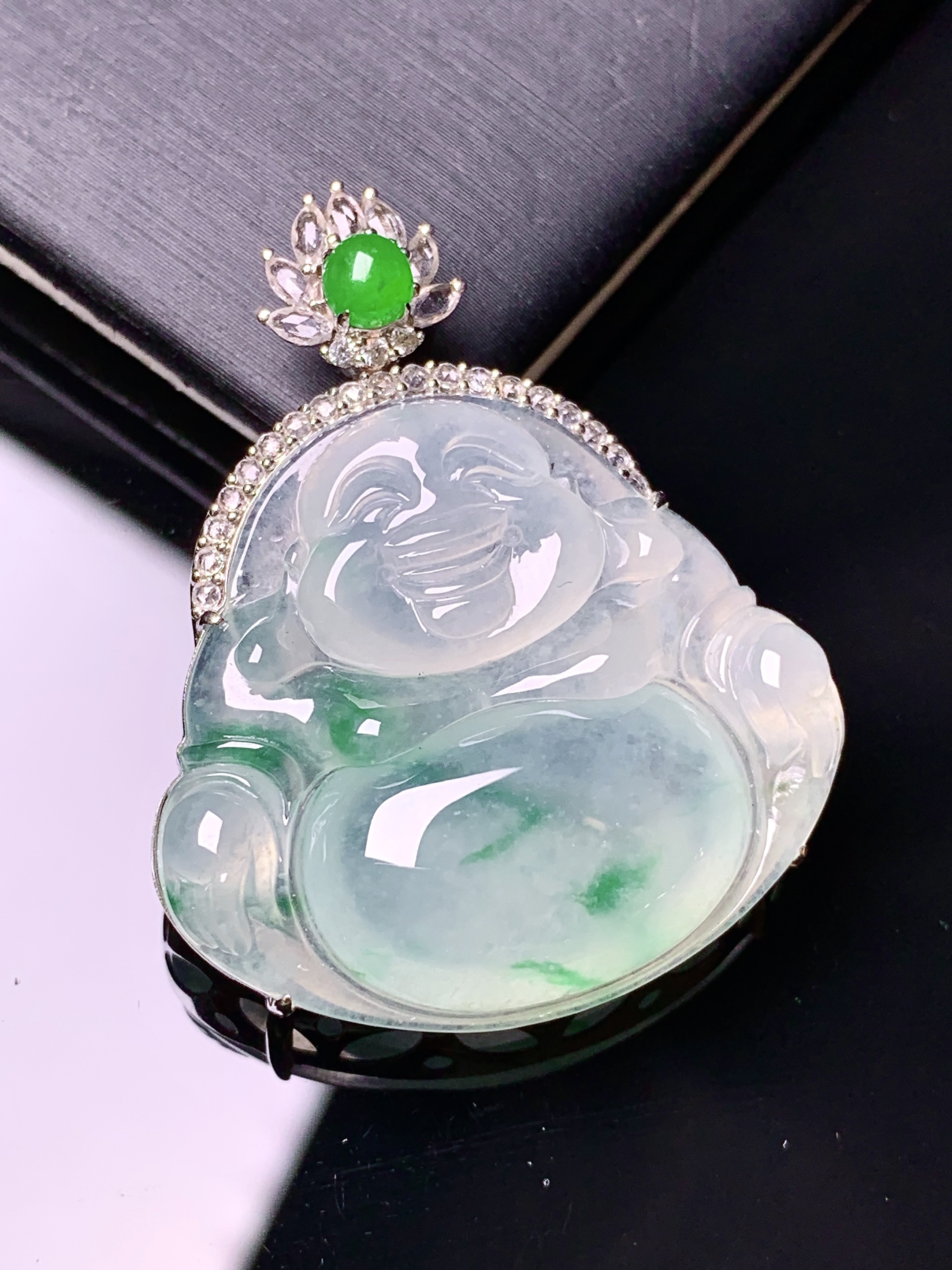 18k金钻镶嵌冰飘绿佛公吊坠 玉质细腻 色泽艳丽清新 水润亮眼 整体尺寸36*29*8.5a2