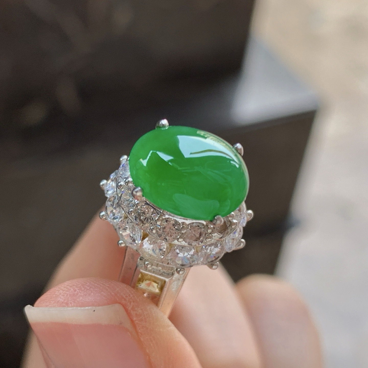 冰绿戒面^_^饱满 透亮 荧光十足 铜托